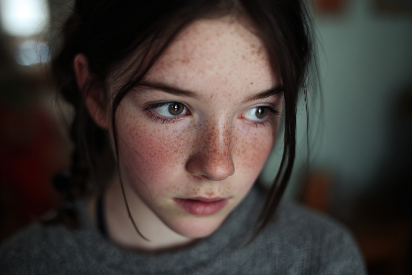 Ein Mädchen, das nach unten schaut | Quelle: Midjourney