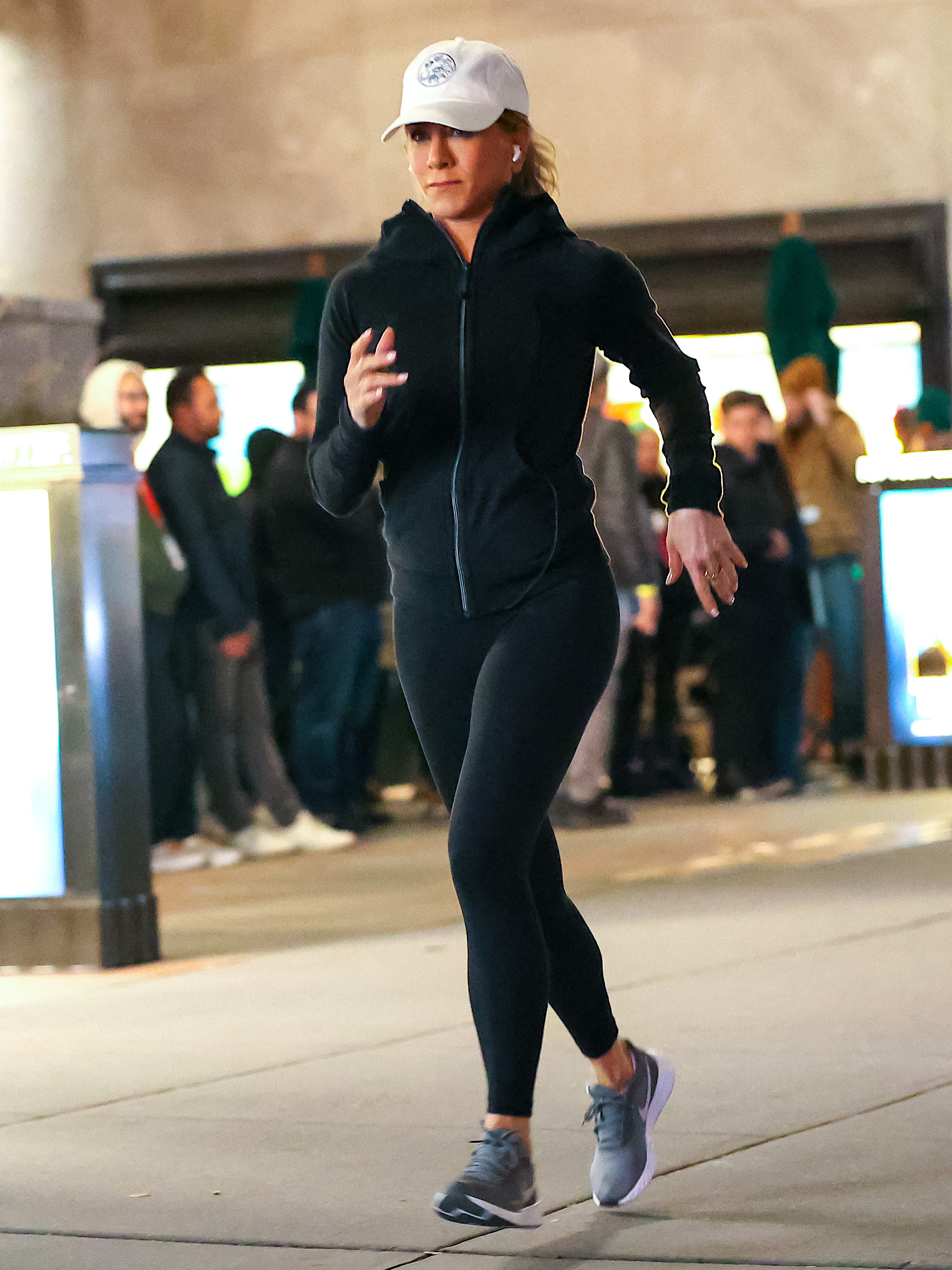 Jennifer Aniston wurde am 30. September 2022 beim Joggen in New York City gesichtet | Quelle: Getty Images
