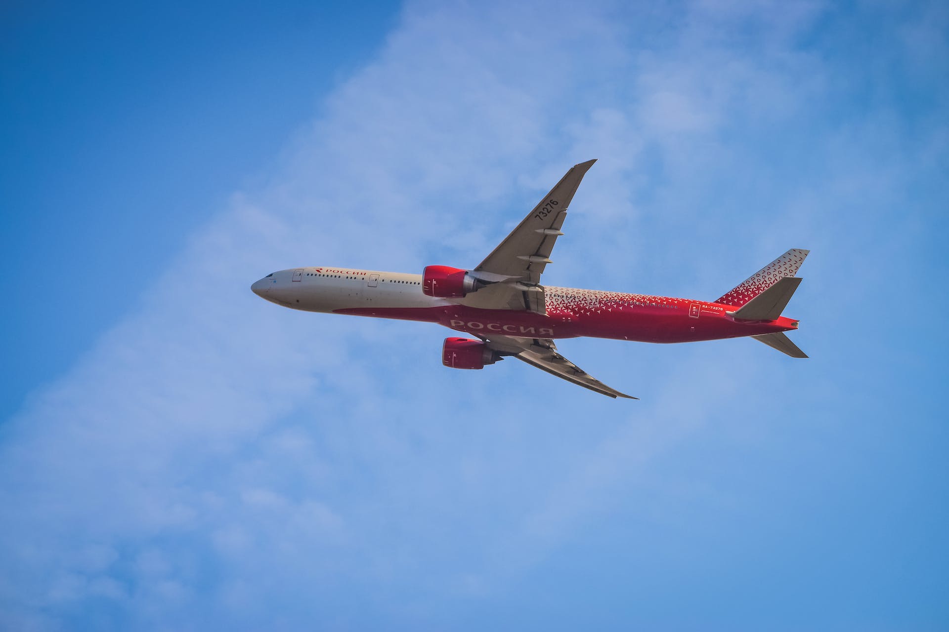 Ein Flugzeug am Himmel | Quelle: Pexels