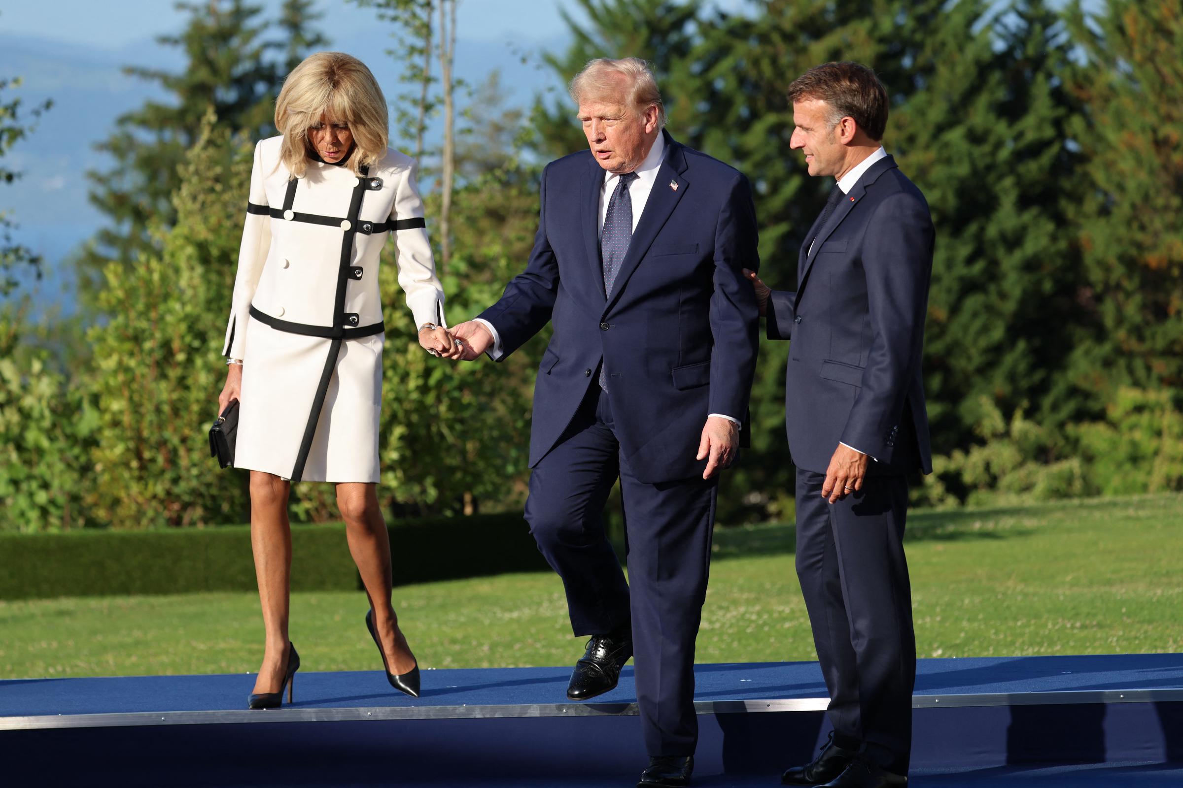 Judi James’ Interpretation ließ viele darüber rätseln, ob Emmanuel Macron einfach nur höflich war – oder ob er hoffte, Teil des Gesprächs zu werden, das sich neben ihm abspielte. | Quelle: Getty Images