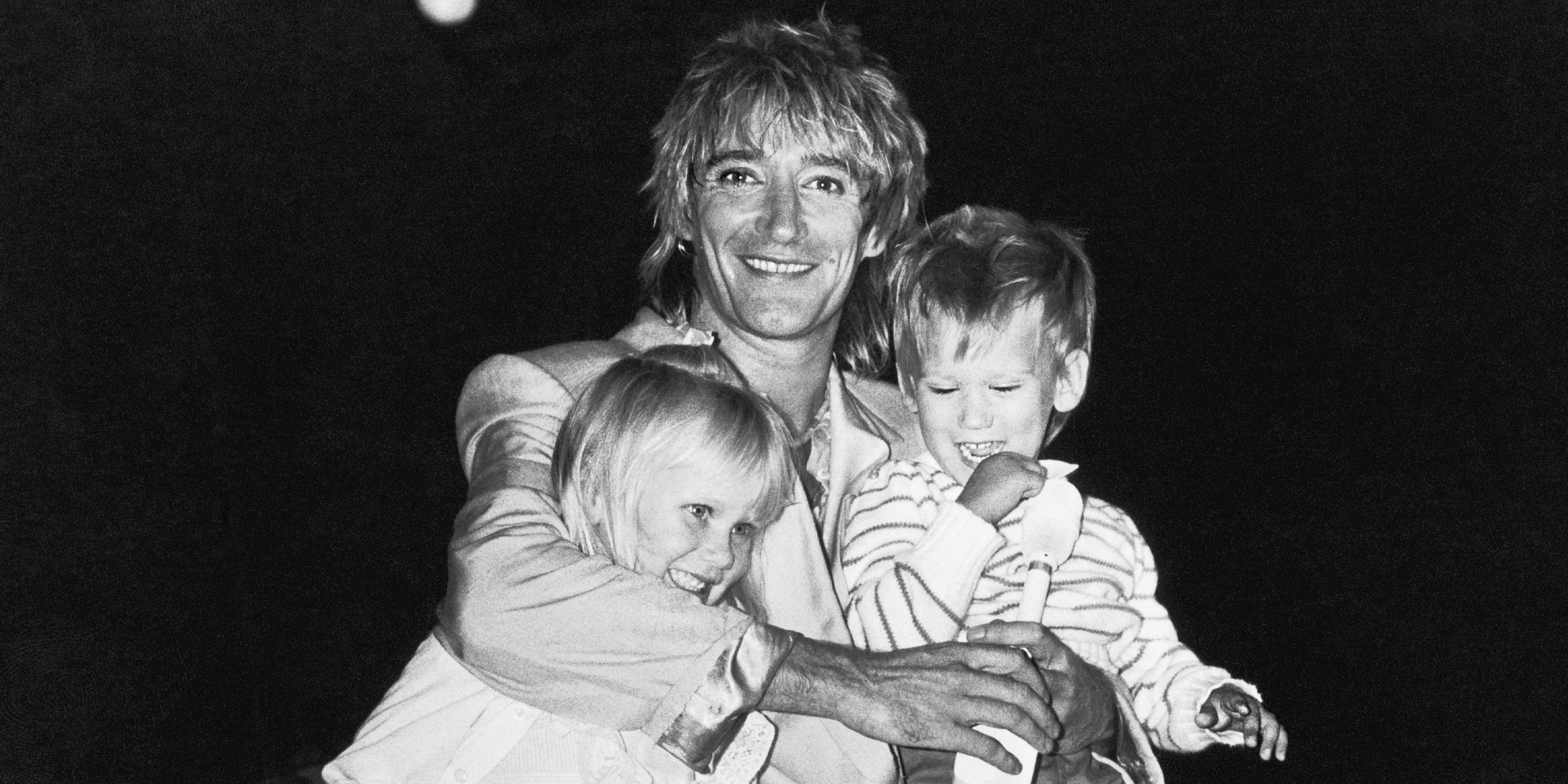 Rod Stewart und zwei seiner Kinder | Quelle: Getty Images