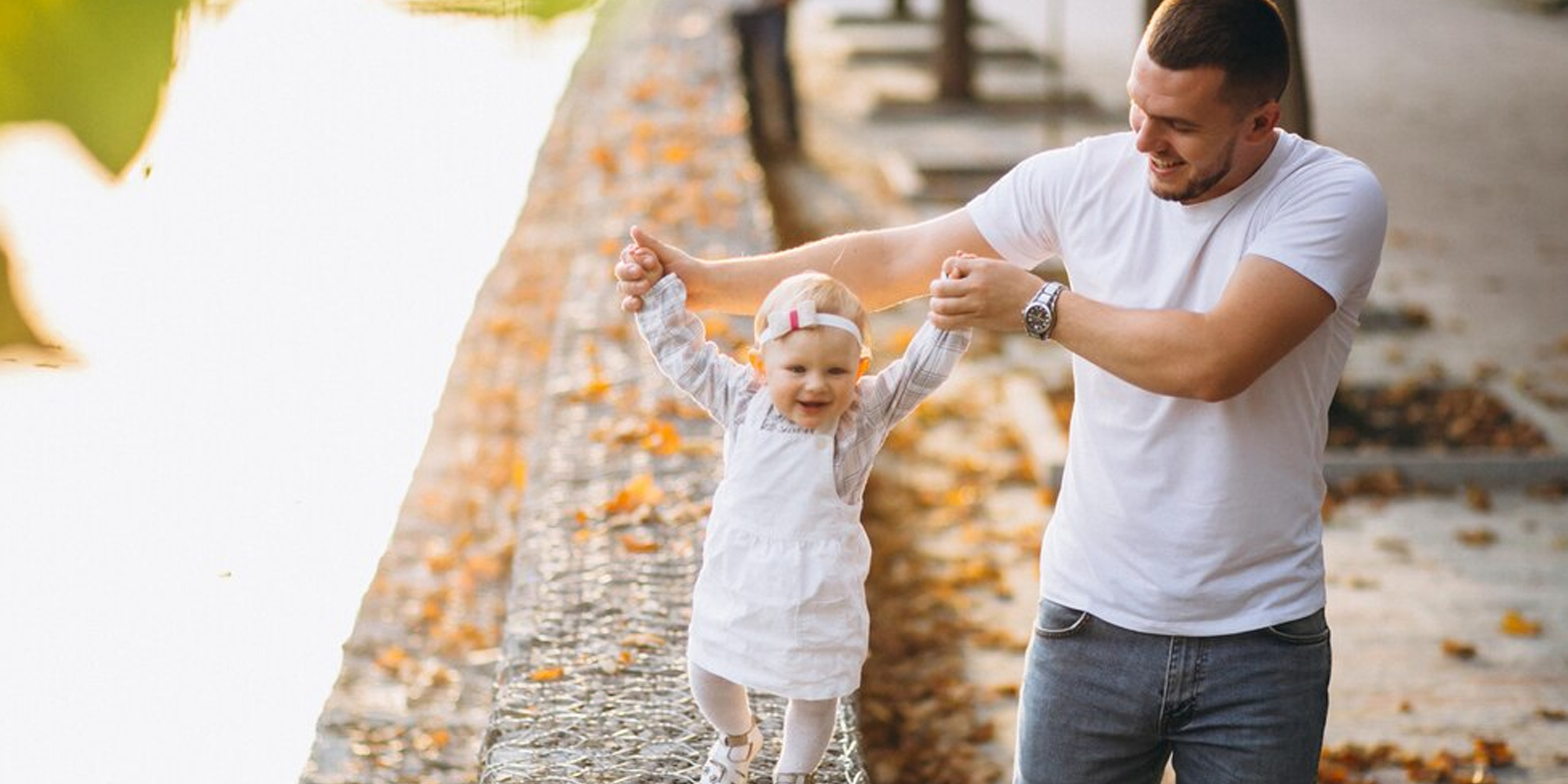 Ein Mann geht mit seiner Tochter spazieren | Quelle: Freepik