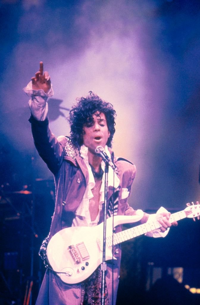 Prince bei einem Auftritt während seiner Purple Rain Tour im Ritz Club. | Quelle: Getty Images