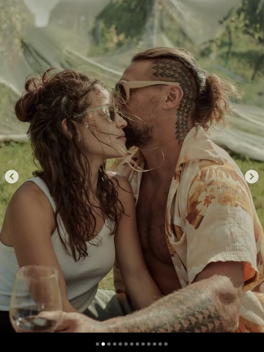 Jason Momoa küsst Adria Arjona auf einem Foto, das am 1. August 2025 geteilt wurde | Quelle: Instagram/adriaarjona