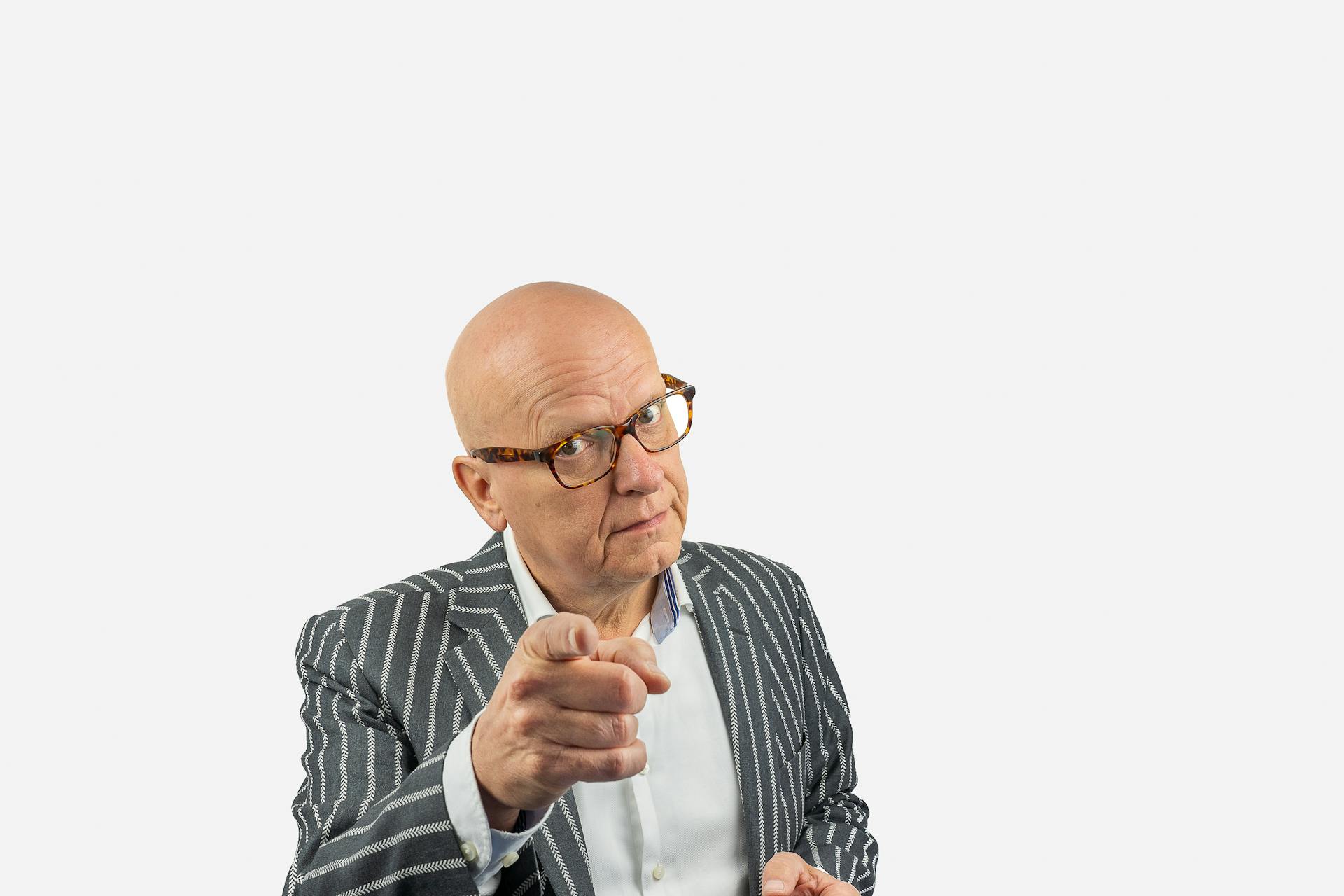 Ein älterer Mann, der mit dem Finger zeigt | Quelle: Pexels
