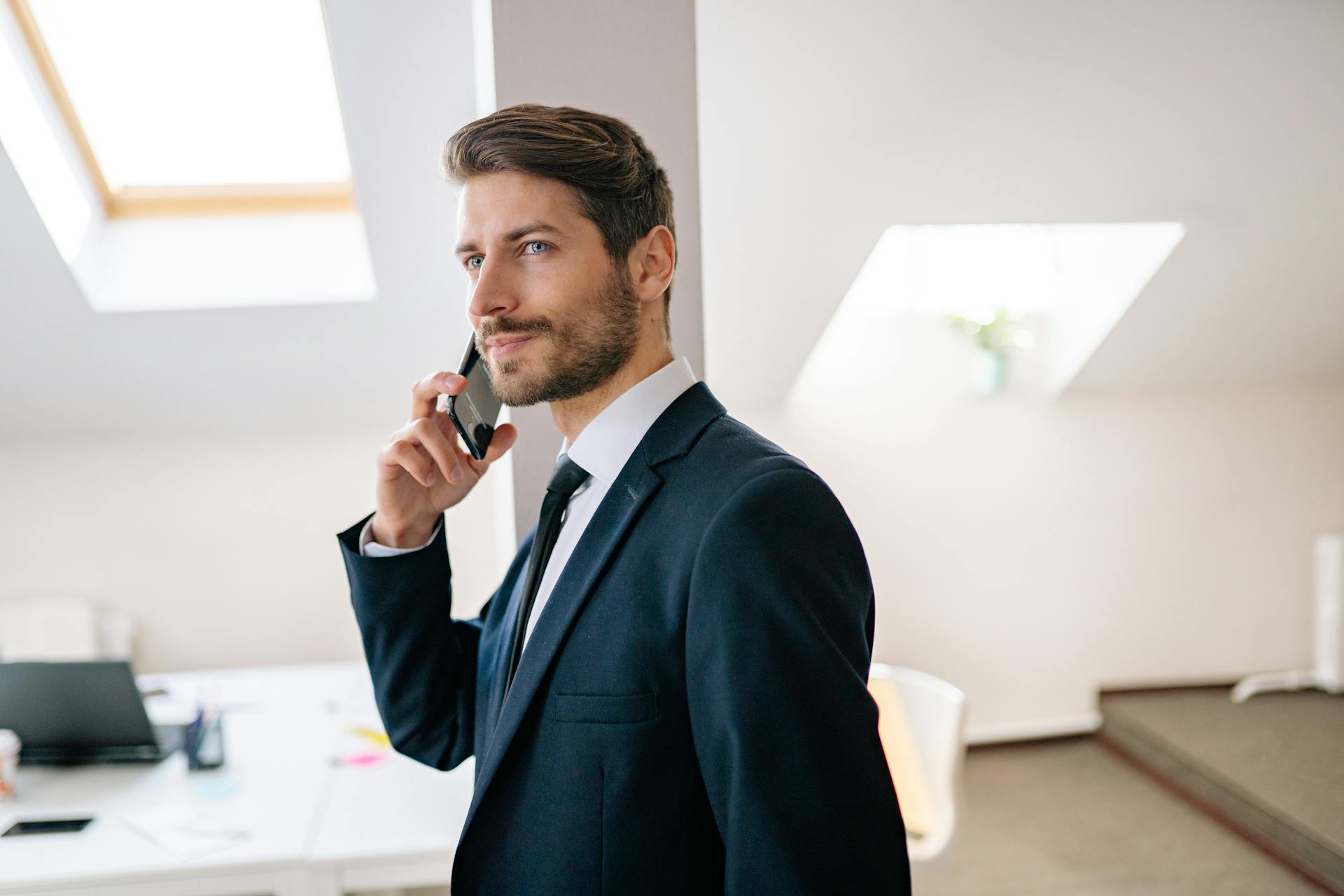 Ein Mann spricht in sein Handy | Quelle: Pexels