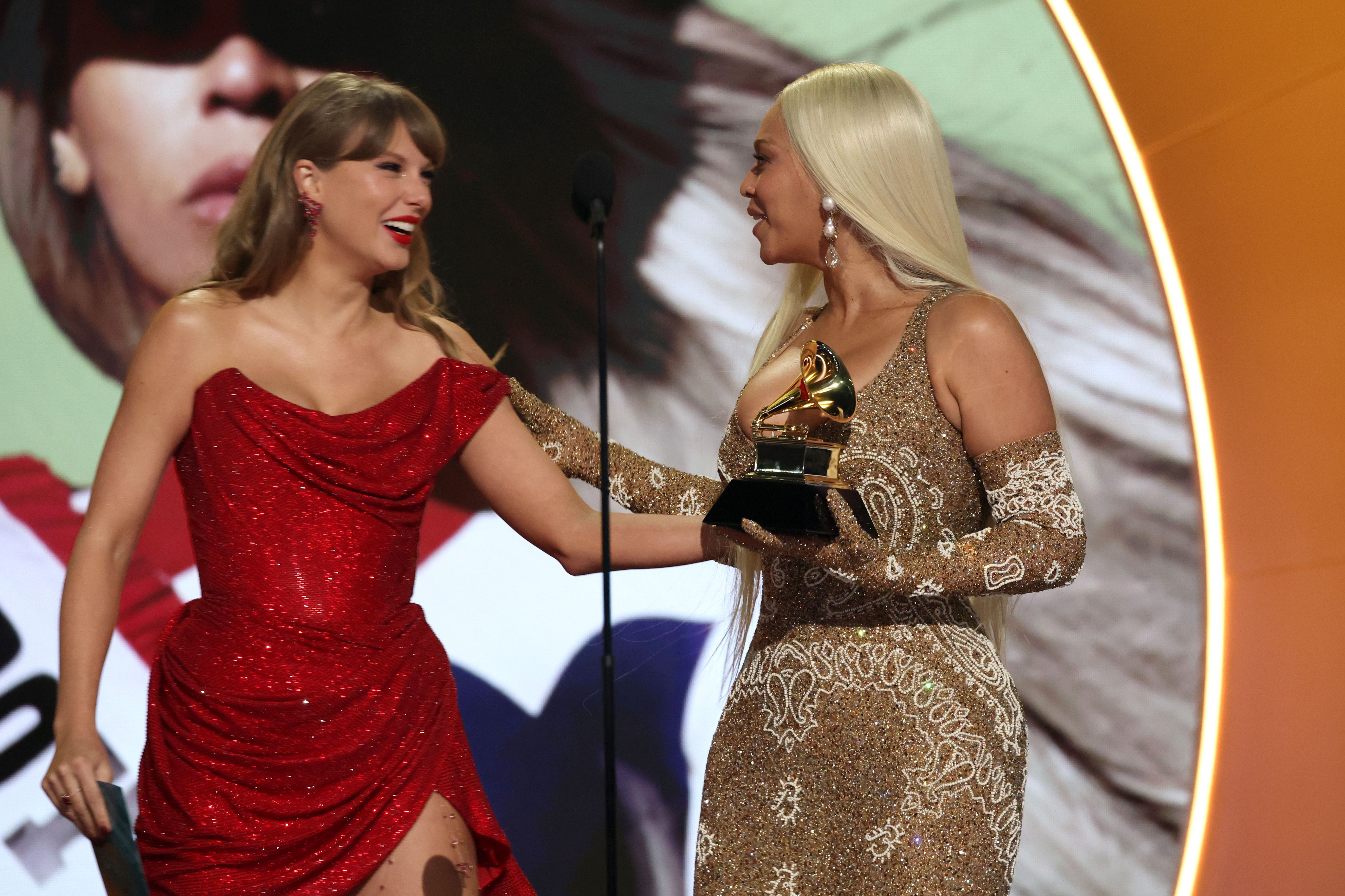 Taylor Swift überreicht Beyoncé bei der Grammy-Verleihung 2025 den Preis für das beste Country-Album für „Cowboy Carter“ | Quelle: Getty Images