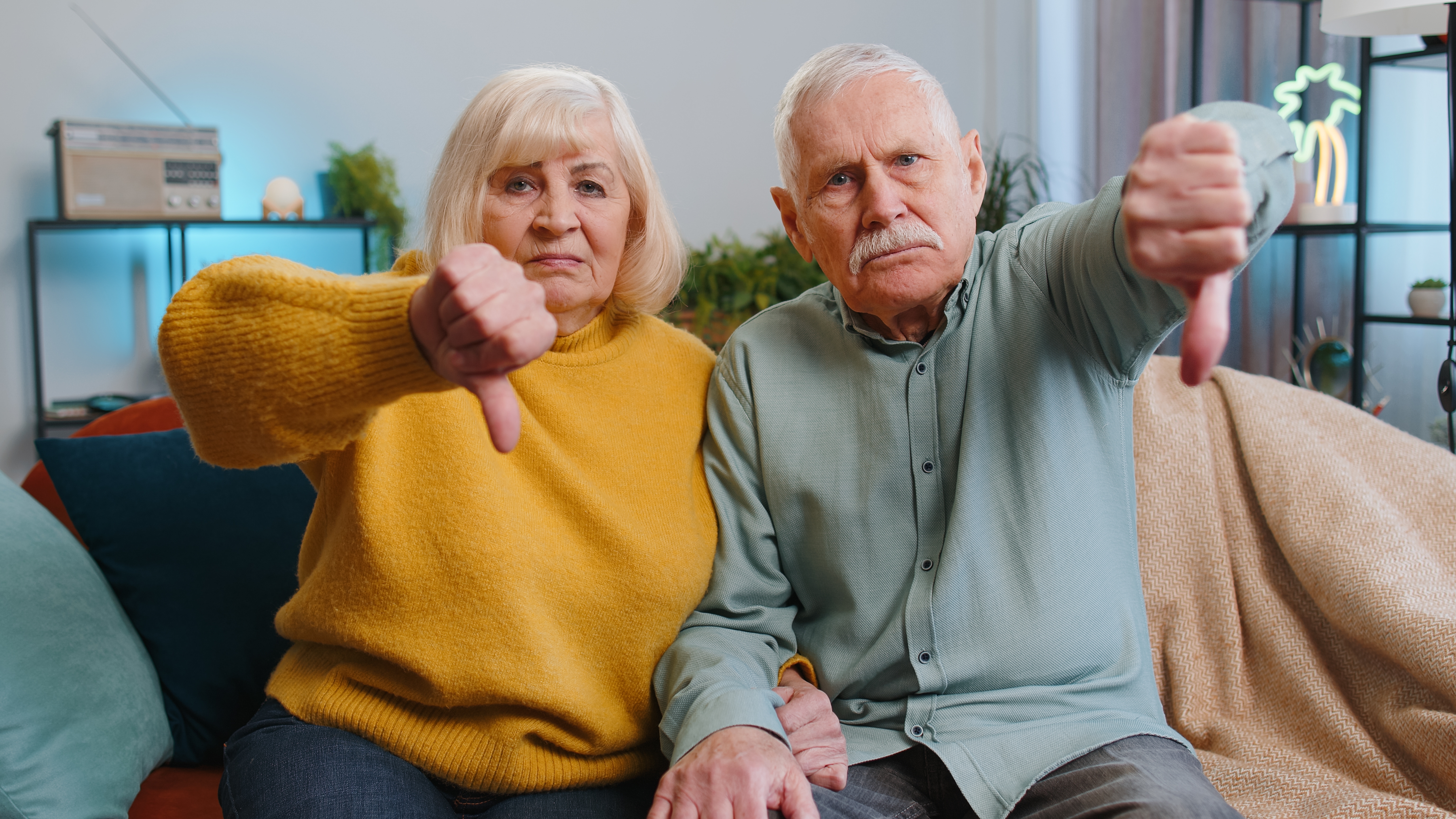 Älteres Paar mit Daumen-nach-unten-Zeichen | Quelle: Shutterstock