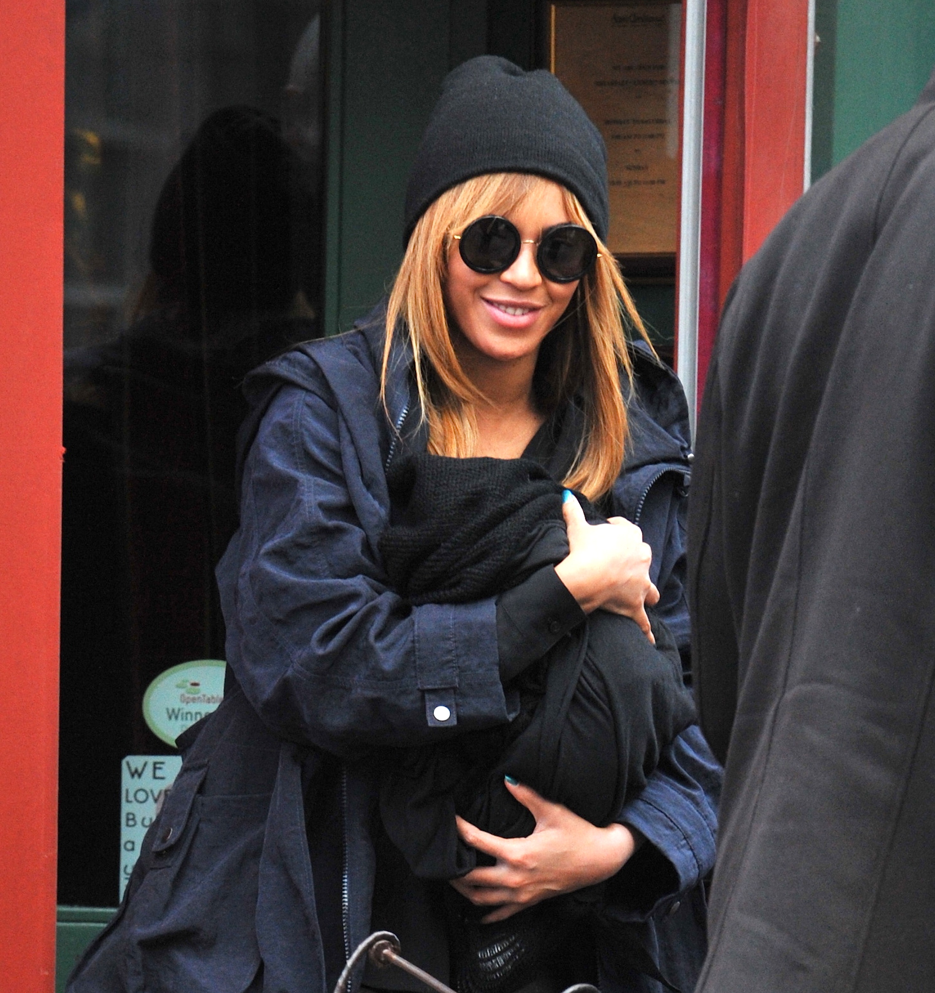 Beyonce Knowles mit ihrer Tochter Blue Ivy Carter im Arm am 25. Februar 2012 in New York City | Quelle: Getty Images