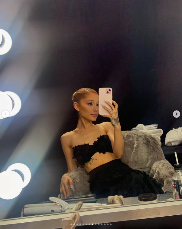 Ariana Grande posiert für ein Spiegel-Selfie, gepostet am 18. Oktober 2024 | Quelle: Instagram/arianagrande