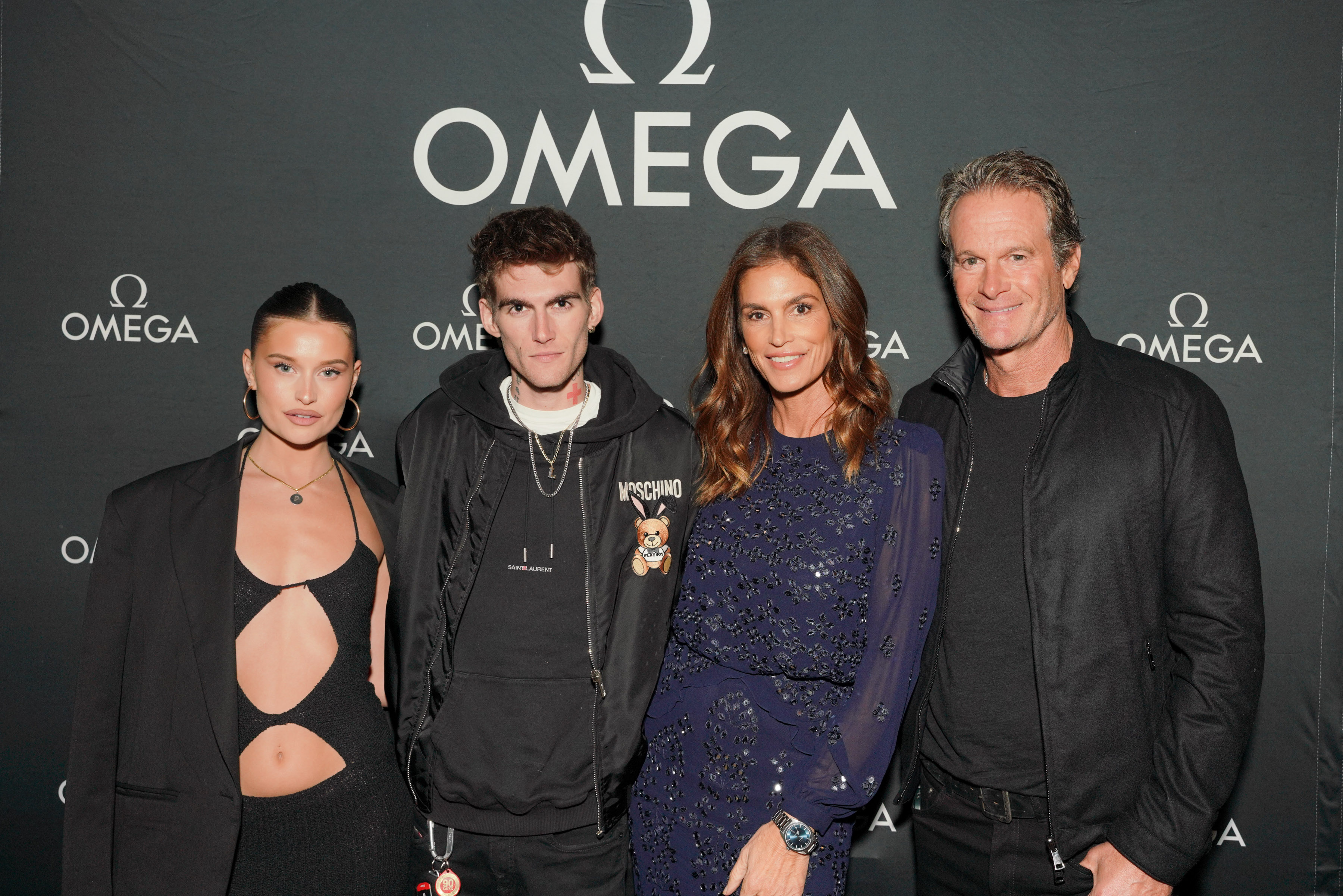 Presley Gerber und seine damalige Freundin Lexi Wood posierten am 3. November 2022 im Nobu Malibu in Malibu, Kalifornien, zusammen mit Cindy Crawford und Rande Gerber, um die von „Haute Living“ und OMEGA organisierte Veranstaltung zu Ehren von Crawford zu feiern. Die Gruppe präsentierte eine schicke, stimmungsvolle Farbpalette, wobei Presley in einem schwarzen Kapuzenpullover und einer Moschino-Jacke, über die er mehrere Ketten übereinander trug, einen lässigen Streetwear-Touch beisteuerte. | Quelle: Getty Images