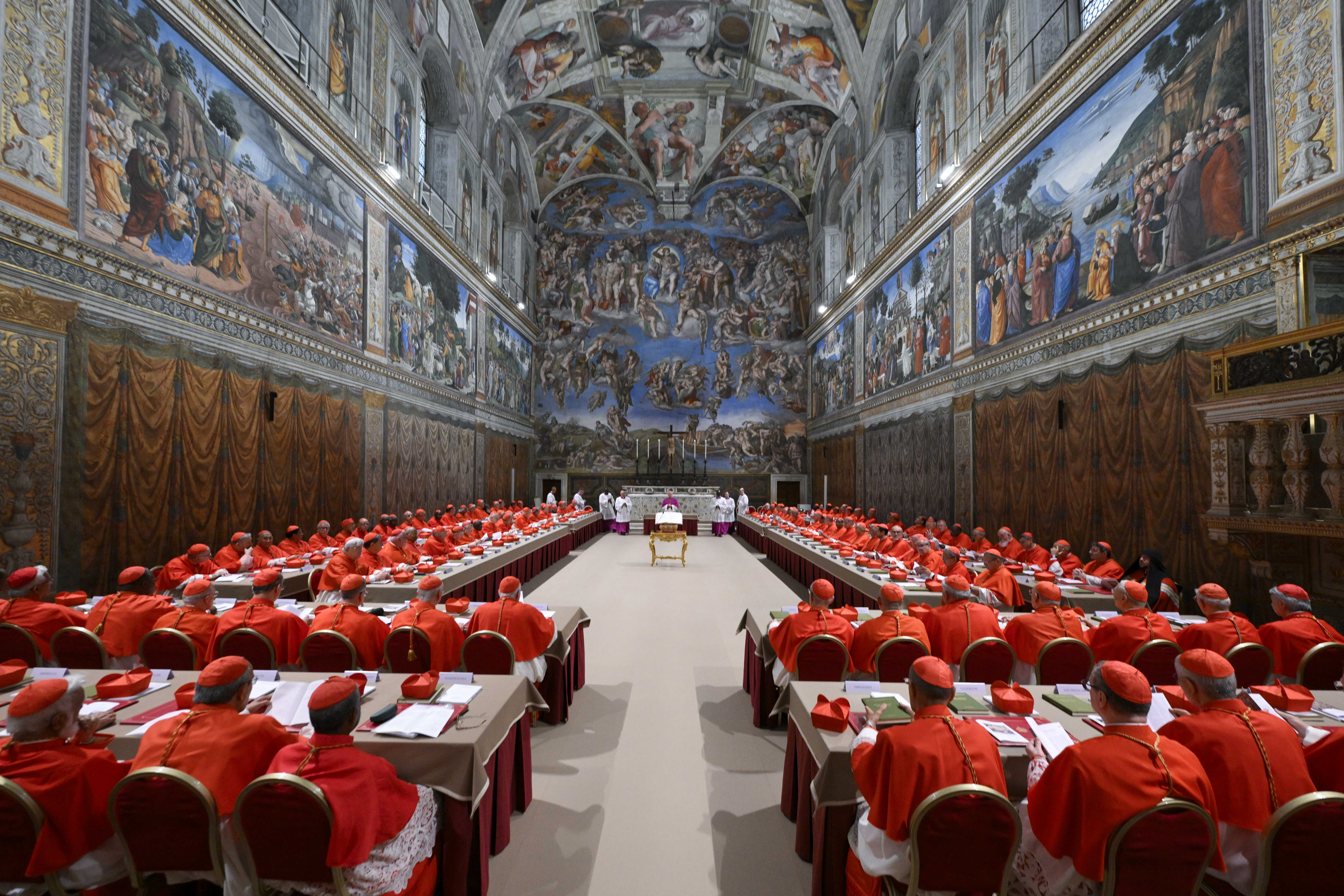Die gewählten Kardinäle betreten am 7. Mai 2025 die Sixtinische Kapelle, um das Konklave nach dem Tod von Papst Franziskus zu eröffnen | Quelle: Getty Images