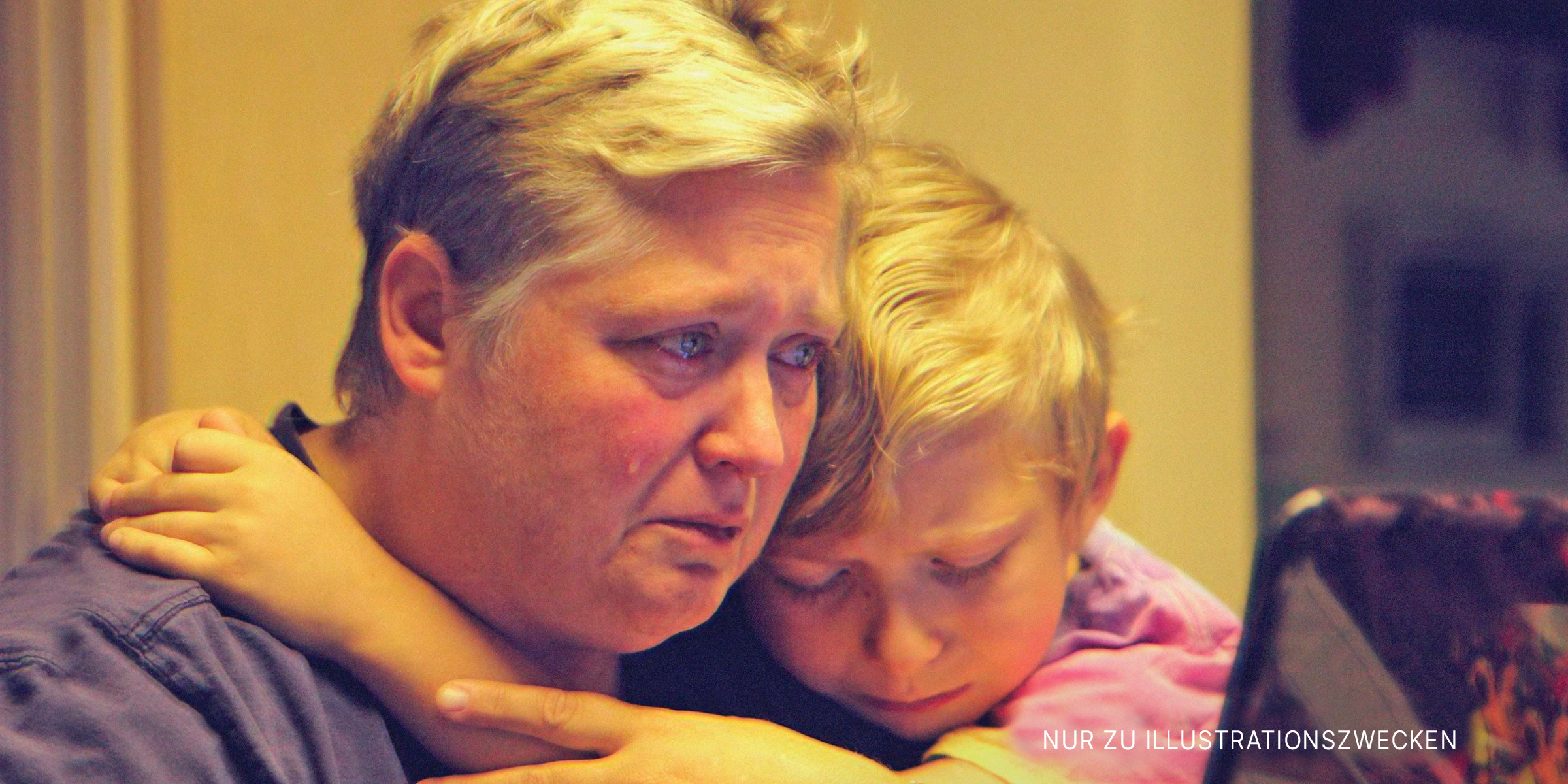 Mutter und Sohn weinen | Quelle: Getty Images