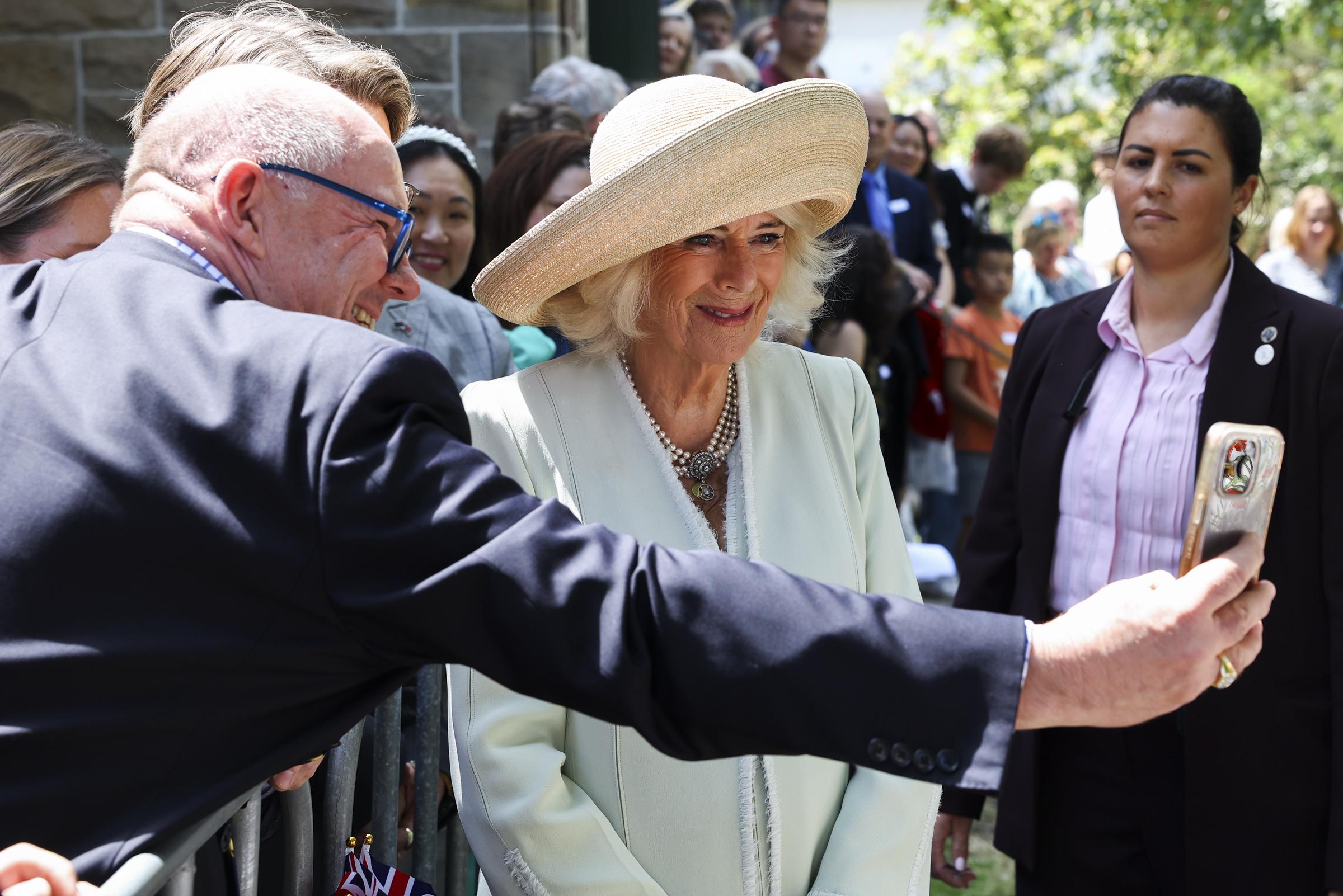 Königin Camilla begrüßt Anhänger in der St. Thomas's Anglican Church am 20. Oktober 2024 in Sydney, Australien. | Quelle: Getty Images