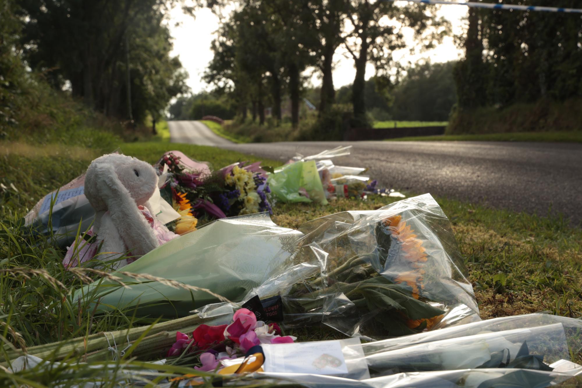 Blumen bei einer Mahnwache für James Rutledge, Vanessa Whyte und Sara Rutledge, aus einem Beitrag vom 26. Juli 2025 | Quelle: Facebook/irishmirror
