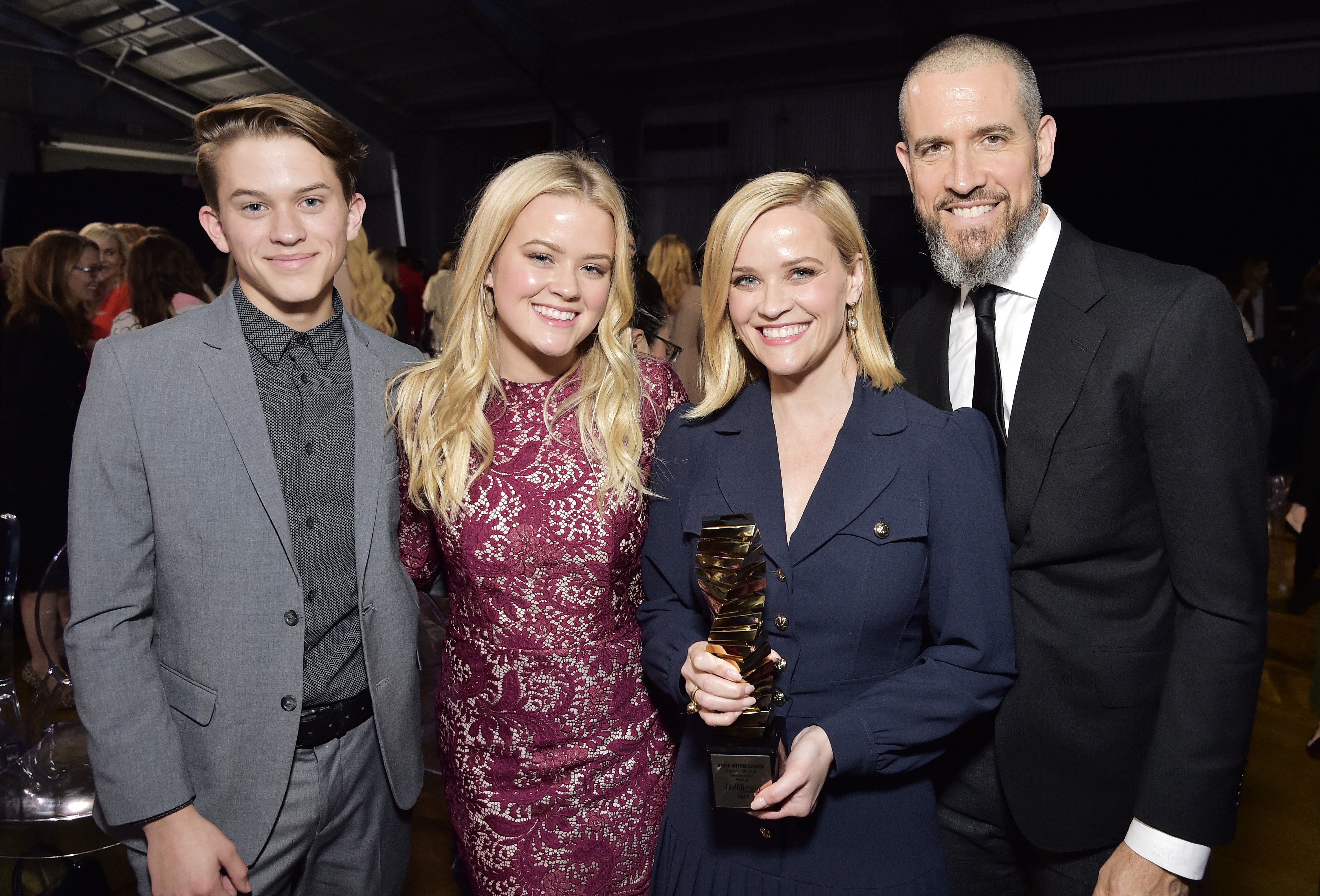 Deacon Reese Phillippe, Ava Elizabeth Phillippe, Reese Witherspoon und Jim Toth bei The Hollywood Reporter's Power 100 Women in Entertainment am 11. Dezember 2019 in Hollywood, Kalifornien. | Quelle: Getty Images