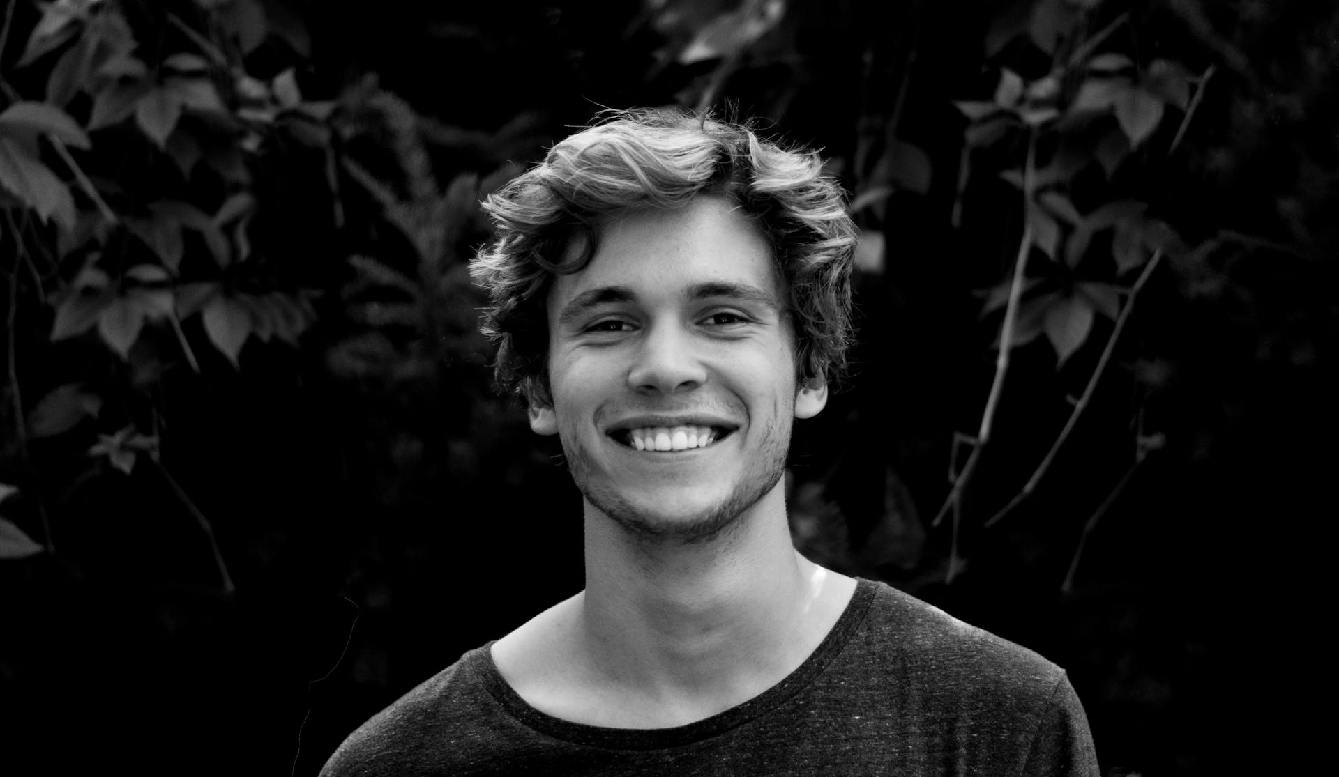 Ein junger Mann lächelt | Quelle: Pexels