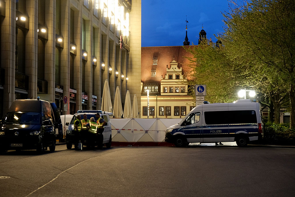 4. Mai 2026, Sachsen, Leipzig: Polizeiautos stehen vor dem gepanzerten Fahrzeug. In Leipzig ist ein Auto in mehrere Menschen gerast. | Quelle: Getty Images