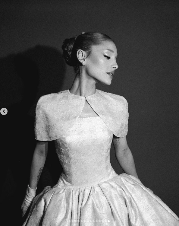 Ariana Grande posiert für ein Foto, gepostet am 11. November 2024 | Quelle: Instagram/arianagrande