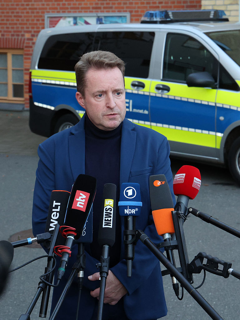 06. November 2025, Mecklenburg-Vorpommern, Rostock: Harald Nowack, leitender Staatsanwalt und Pressesprecher der Rostocker Staatsanwaltschaft, erzählt bei einer Pressekonferenz vier Wochen nach dem gewaltsamen Tod des achtjährigen Fabian aus Güstrow von neuen Ermittlungsergebnissen. | Quelle: Getty Images