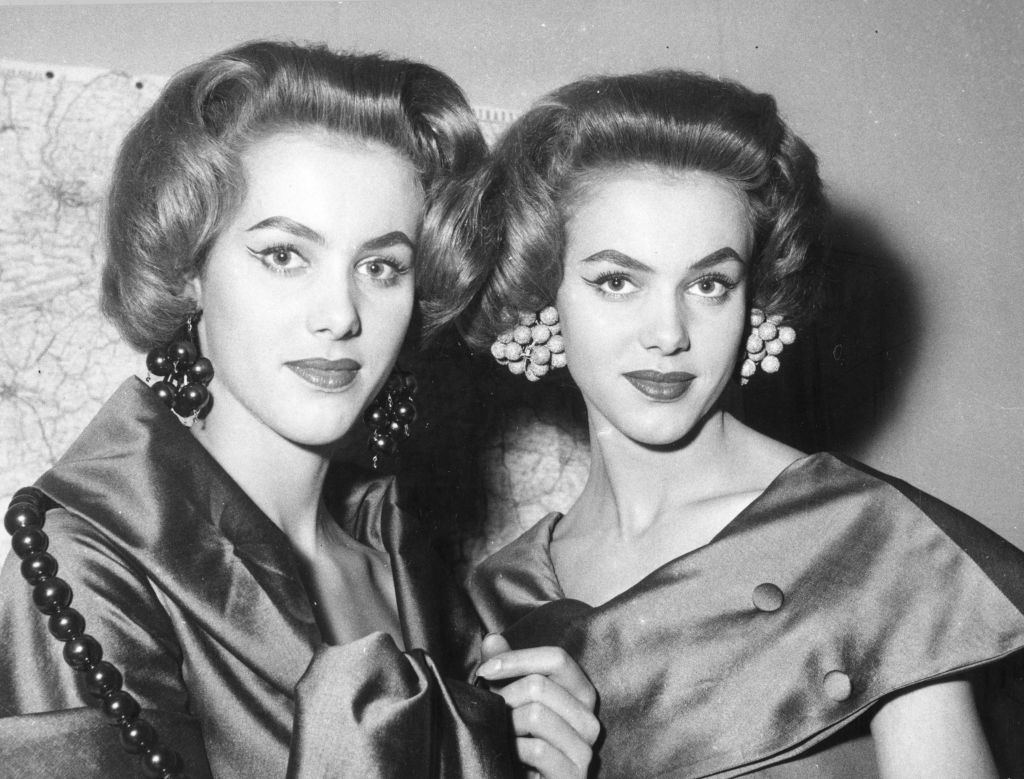 25. Januar 1956: Die Zwillingsschwestern Alice und Ellen Kessler tragen eine neue Frisur namens „Physalis”, die von Carita und Alexandra in Paris kreiert wurde. | Quelle: Getty Images