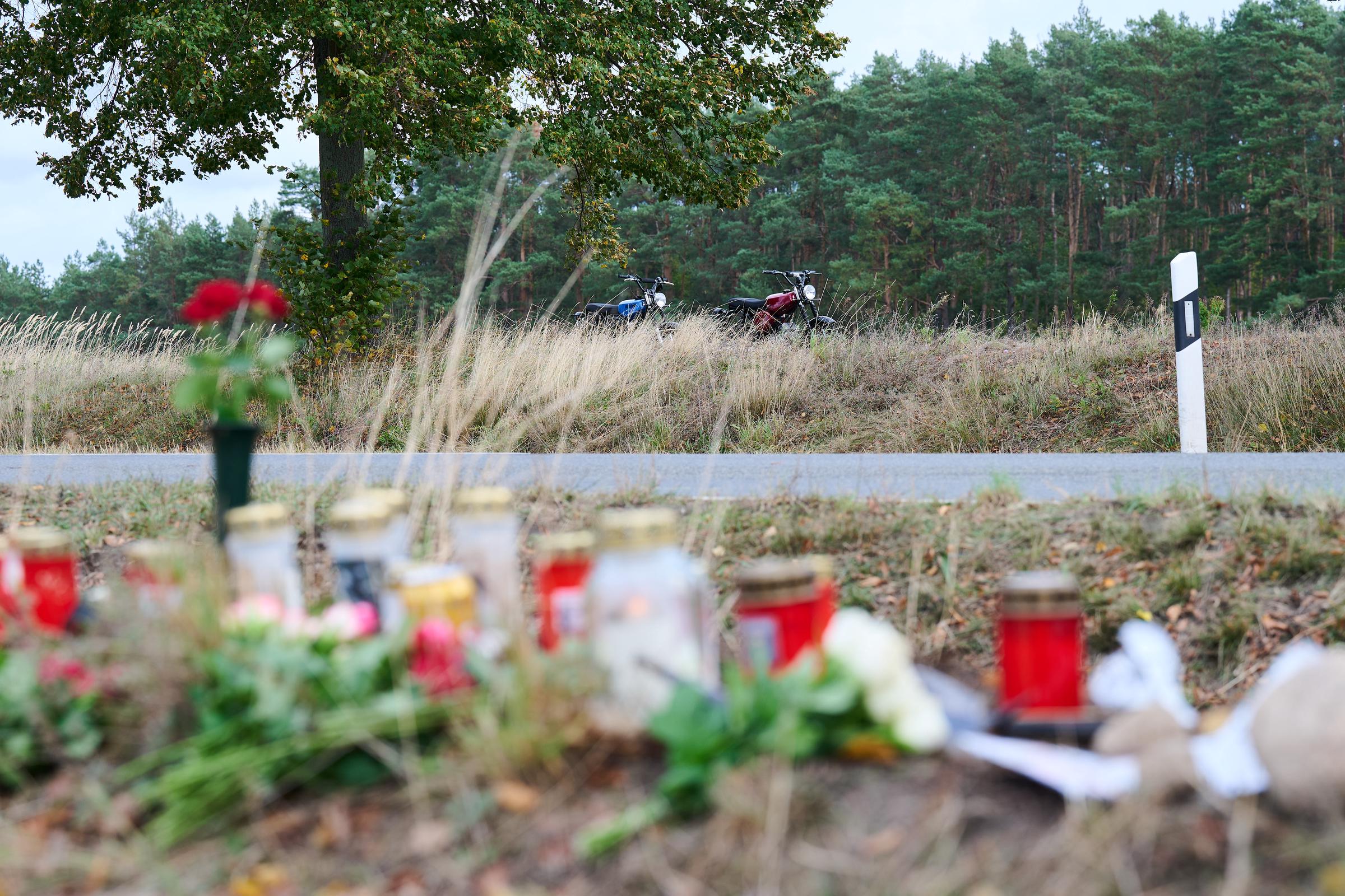 Bei Biesenthal legten Menschen Blumen und Kerzen nieder | Quelle: Getty Images