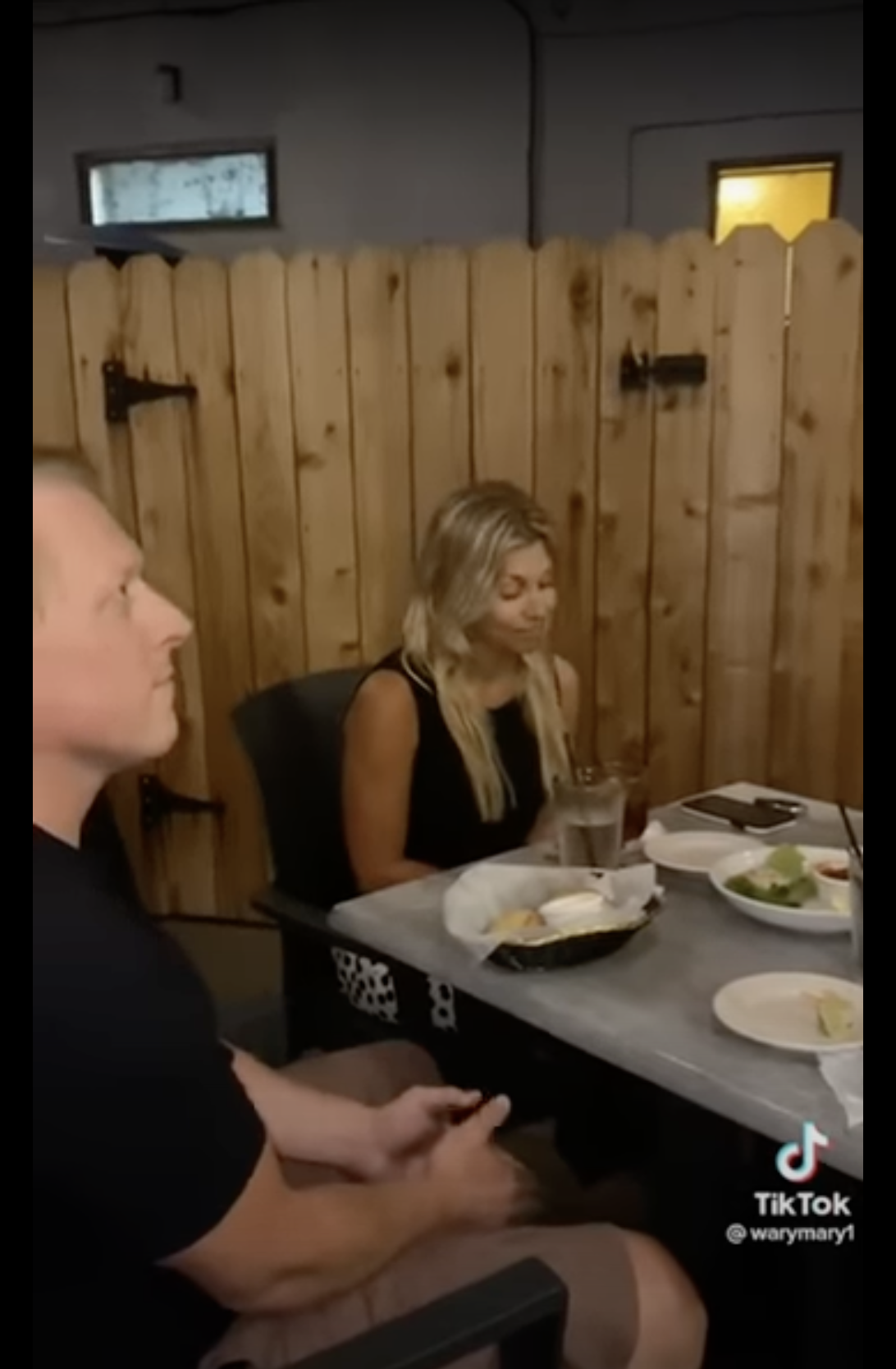 Der Mann und seine angebliche Freundin sitzen am Tisch in einem Restaurant | Quelle: YouTube.com/Public Freakouts!