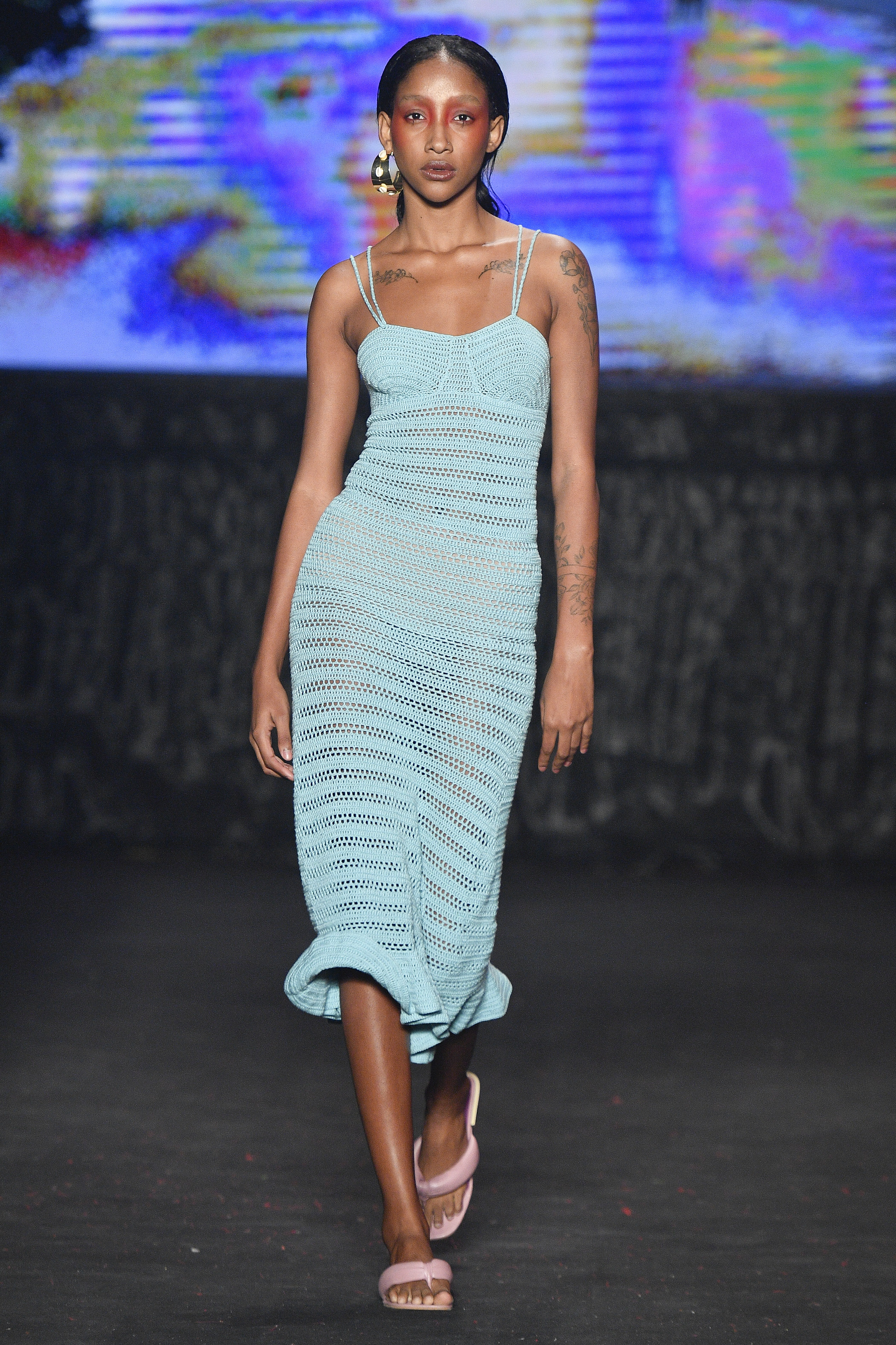 Ein Model läuft auf dem Laufsteg der Atelie Mao de Mae Modenschau während der Sao Paulo Fashion Week in Sao Paulo, Brasilien am 4. Juni 2022 | Quelle: Getty Images