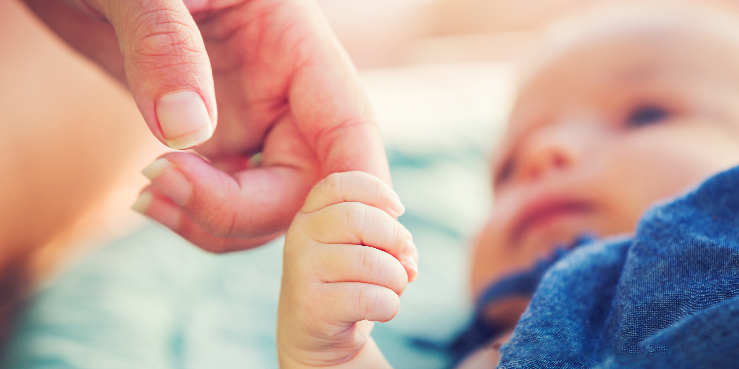 Eine Frau und ein neugeborenes Baby | Quelle: Shutterstock