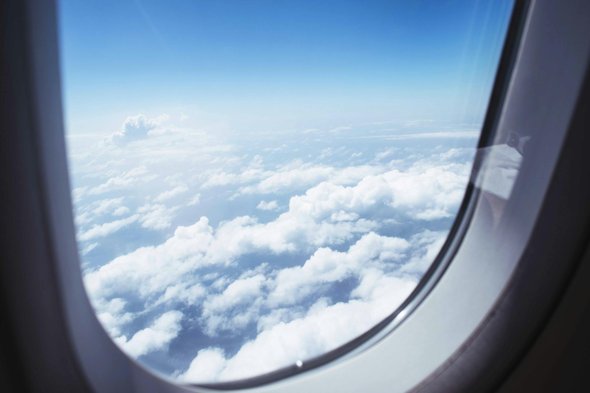 Wolken von einem Flugzeugfenster aus gesehen | Quelle: Pexels