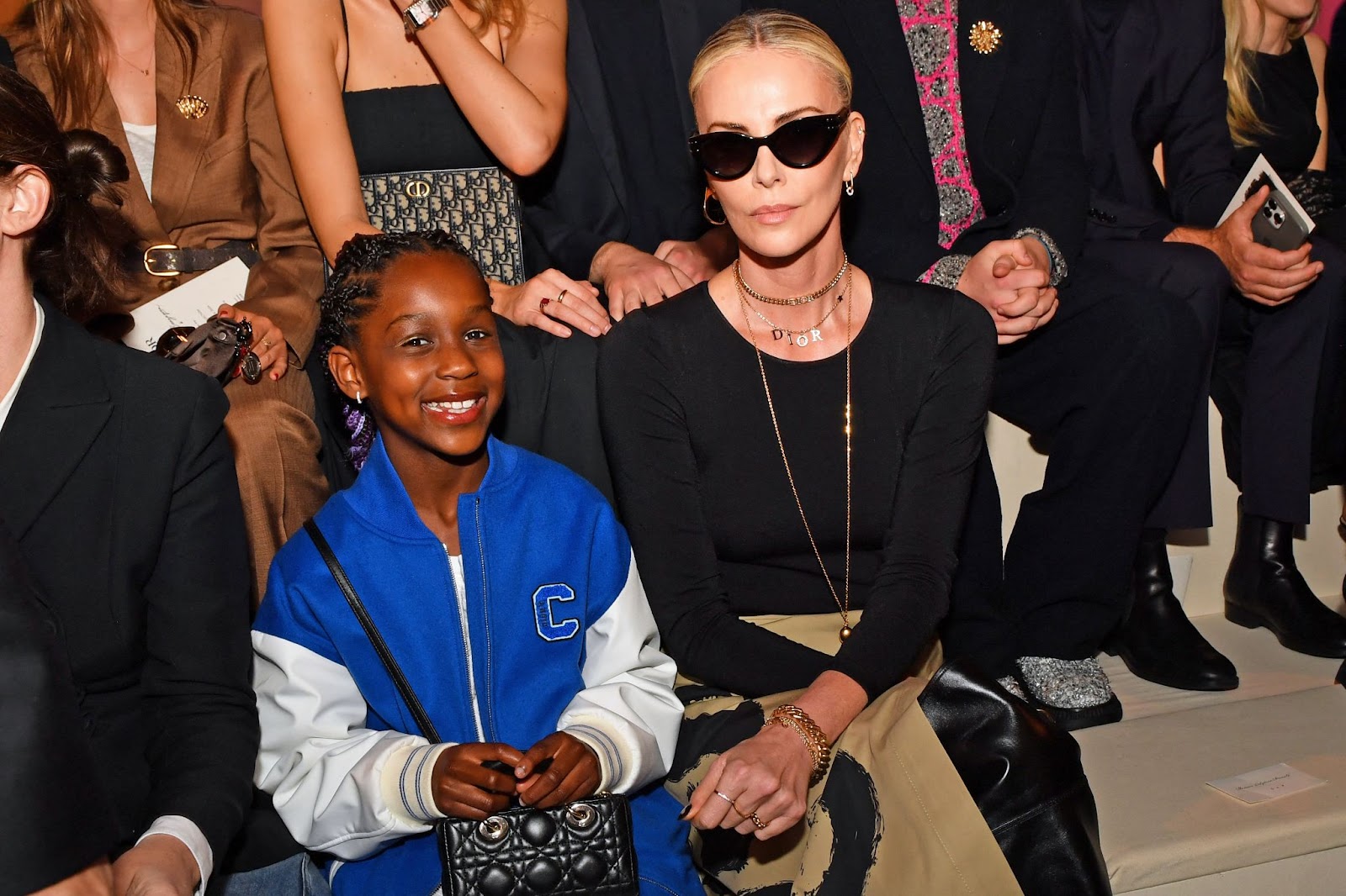 Charlize Theron mit ihrer Tochter bei der Dior Pre-Fall Fashion Show am 15. April 2024 in New York. | Quelle: Getty Images