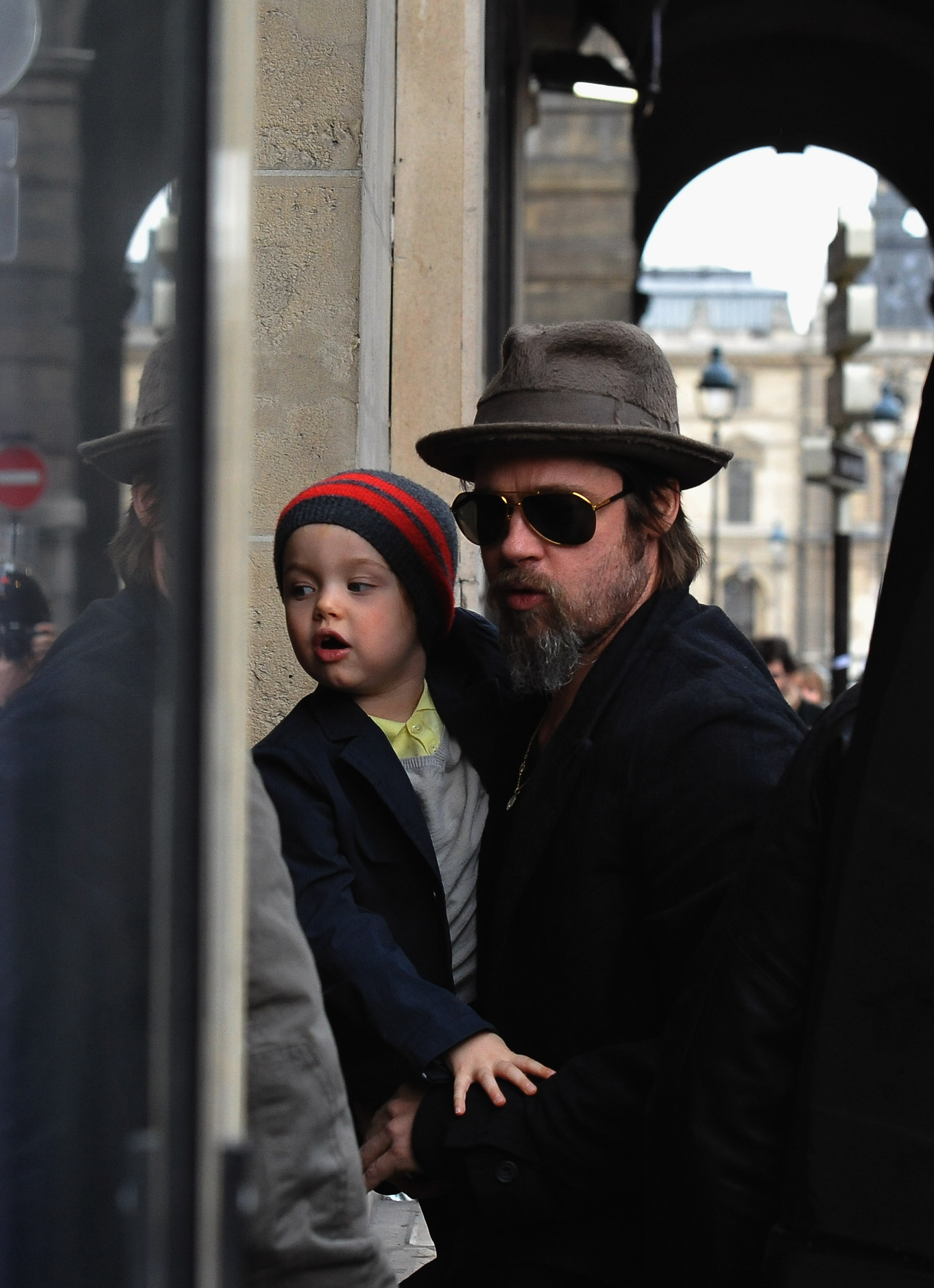 Brad Pitt und Shiloh Jolie-Pitt gehen am 23. Februar 2010 in Paris, Frankreich, im Geschäft Bonpoint einkaufen. | Quelle: Getty Images