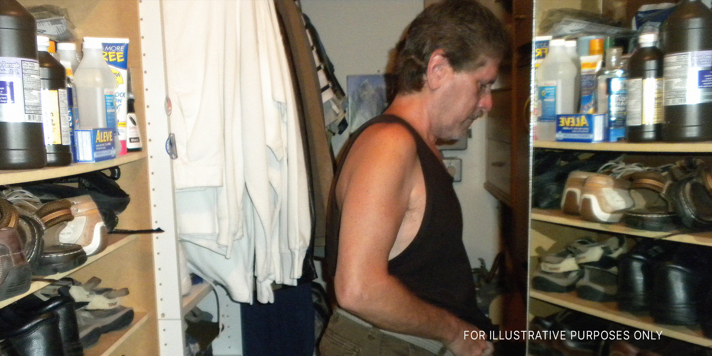Ein Mann, der sich in einem Kleiderschrank anzieht | Quelle: Flickr
