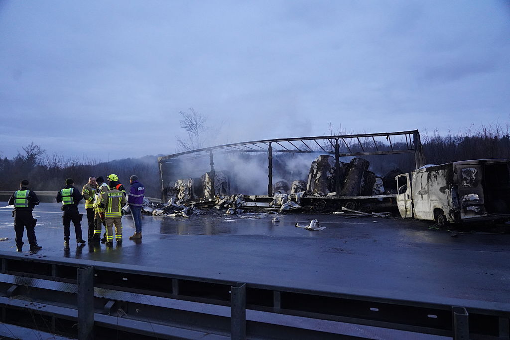 3. Januar 2026, Nordrhein-Westfalen, Paderborn: Ausgebrannte Fahrzeuge auf der A44 nach einer Reihe von Unfällen aufgrund vereister Fahrbahn, bei denen mehrere Menschen ums Leben kamen und viele verletzt wurden. | Quelle: Getty Images