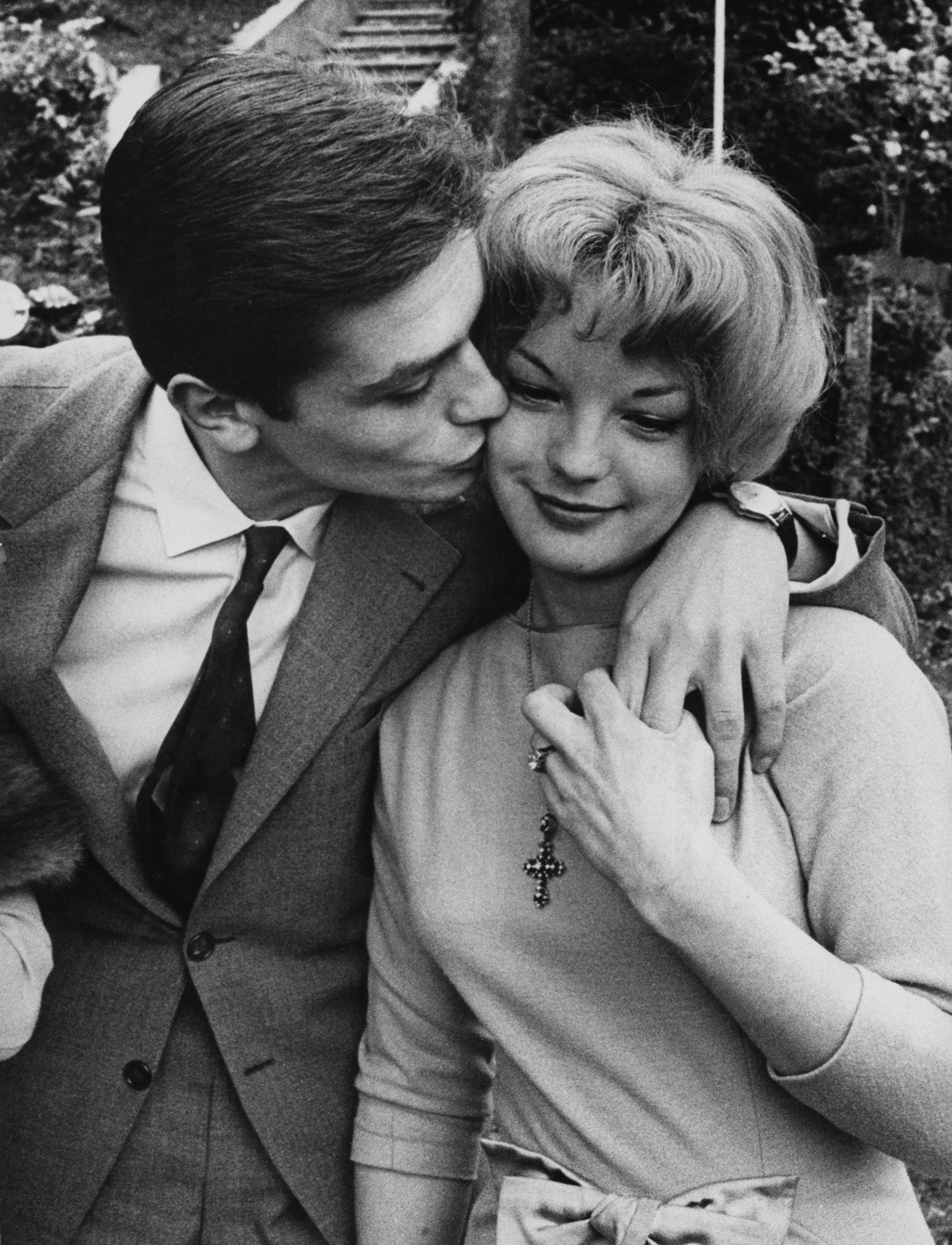 Alain Delon mit seiner Verlobten, der deutschen Schauspielerin Romy Schneider, am Luganersee, Italien, 25. März 1959 | Quelle: Getty Images