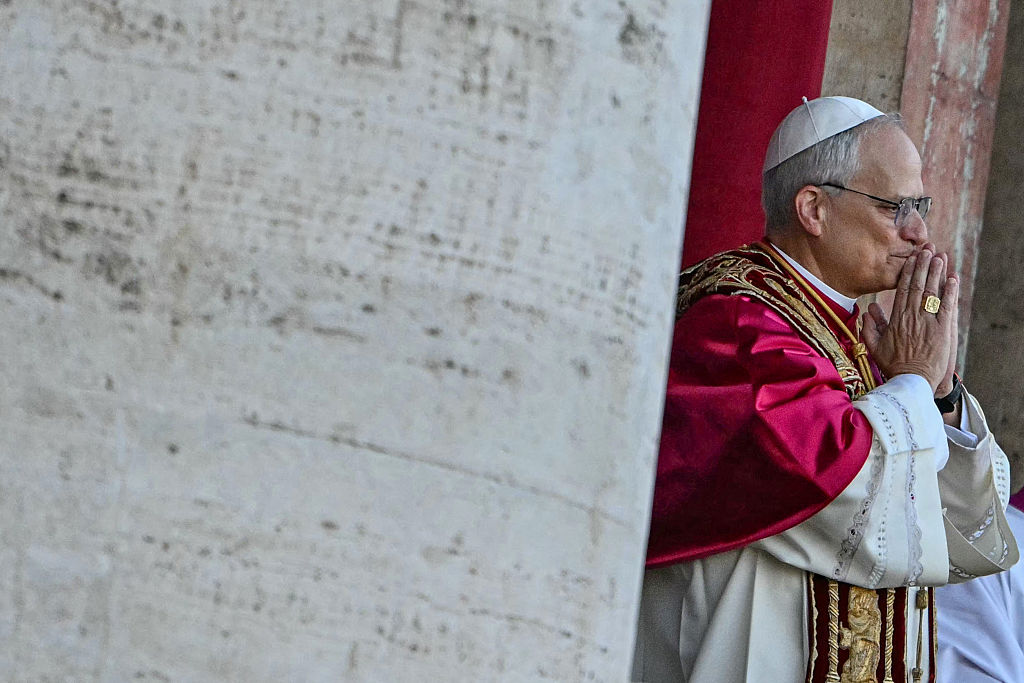 Der neu gewählte Papst Leo XIV., Robert Francis Prevost, wendet sich am 8. Mai 2025 im Vatikan von der zentralen Loggia des Petersdoms aus zum ersten Mal an die Menge, nachdem die Kardinäle das Konklave beendet haben.