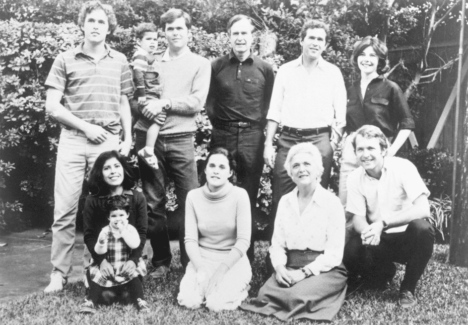 Bush Familienfoto. Oben, links nach rechts: Marvin, 22; George, 3; Jeb, 26; George; George W., 33; Georges Frau Laura. unten, links nach rechts: Jebs Frau Columba; Noelle, 2; Dorothy, 20; Barbara; Neil, 24. | Quelle: Getty Images