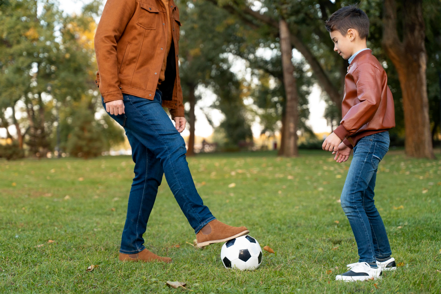 Ein Junge spielt mit seinem Vater Fußball | Quelle: Freepik