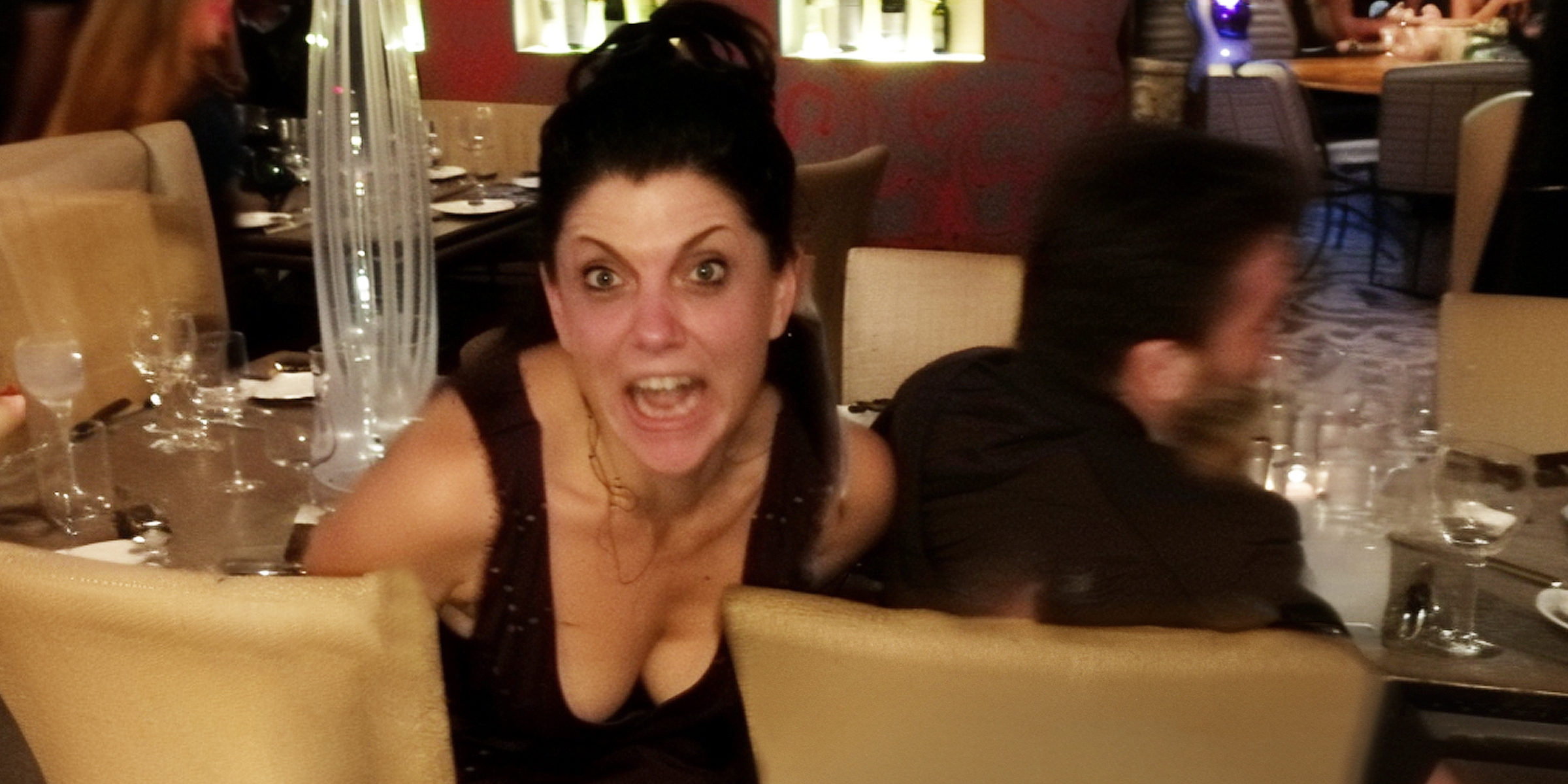 Eine wütende Frau in einem Restaurant | Quelle: Midjourney