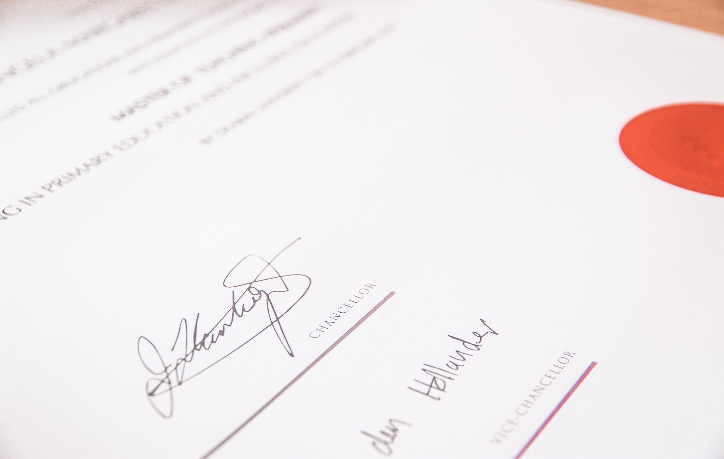 Rechtsformular mit Unterschriften | Quelle: Unsplash