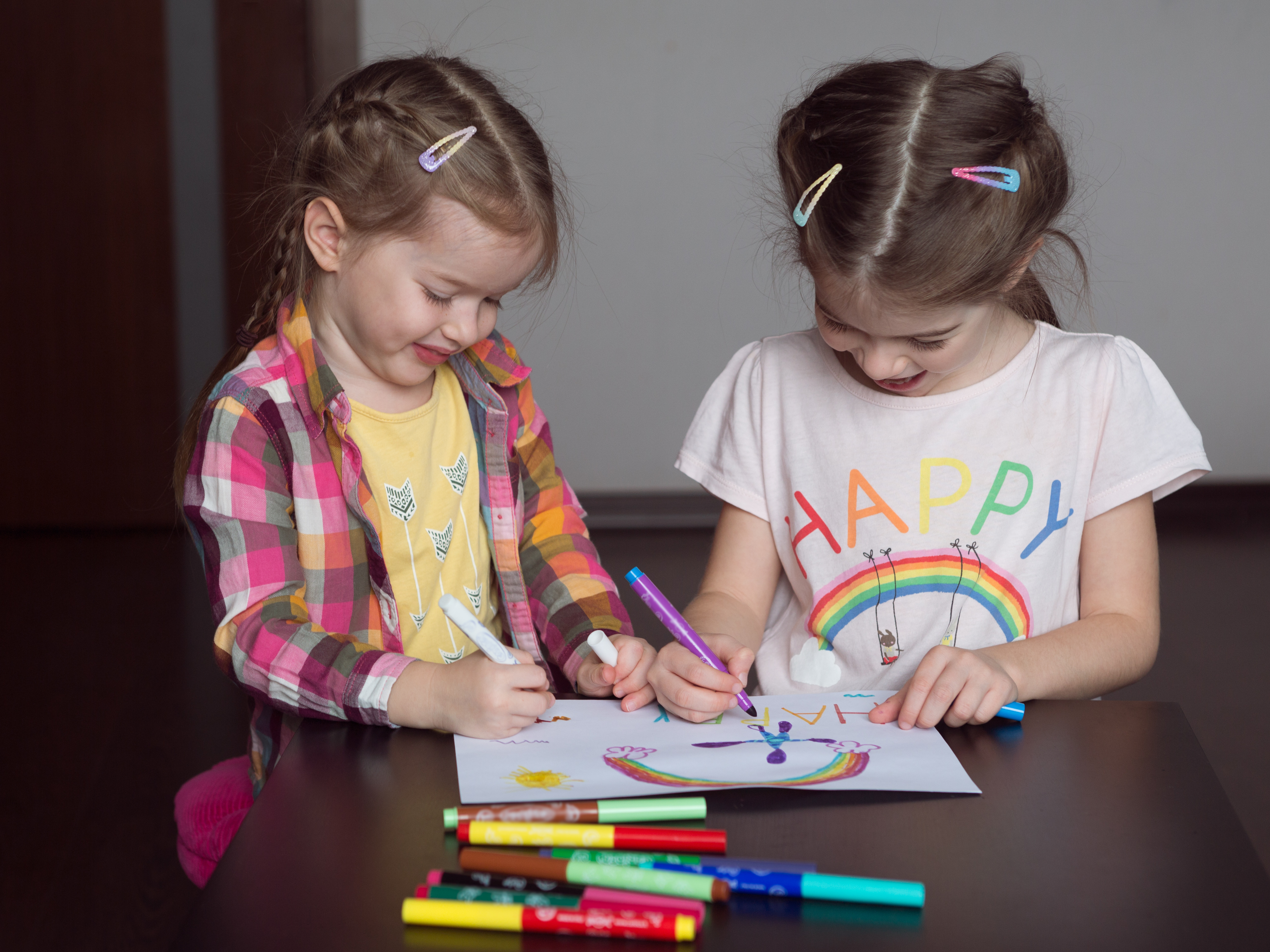 Kinder beim Ausmalen | Quelle: Shutterstock