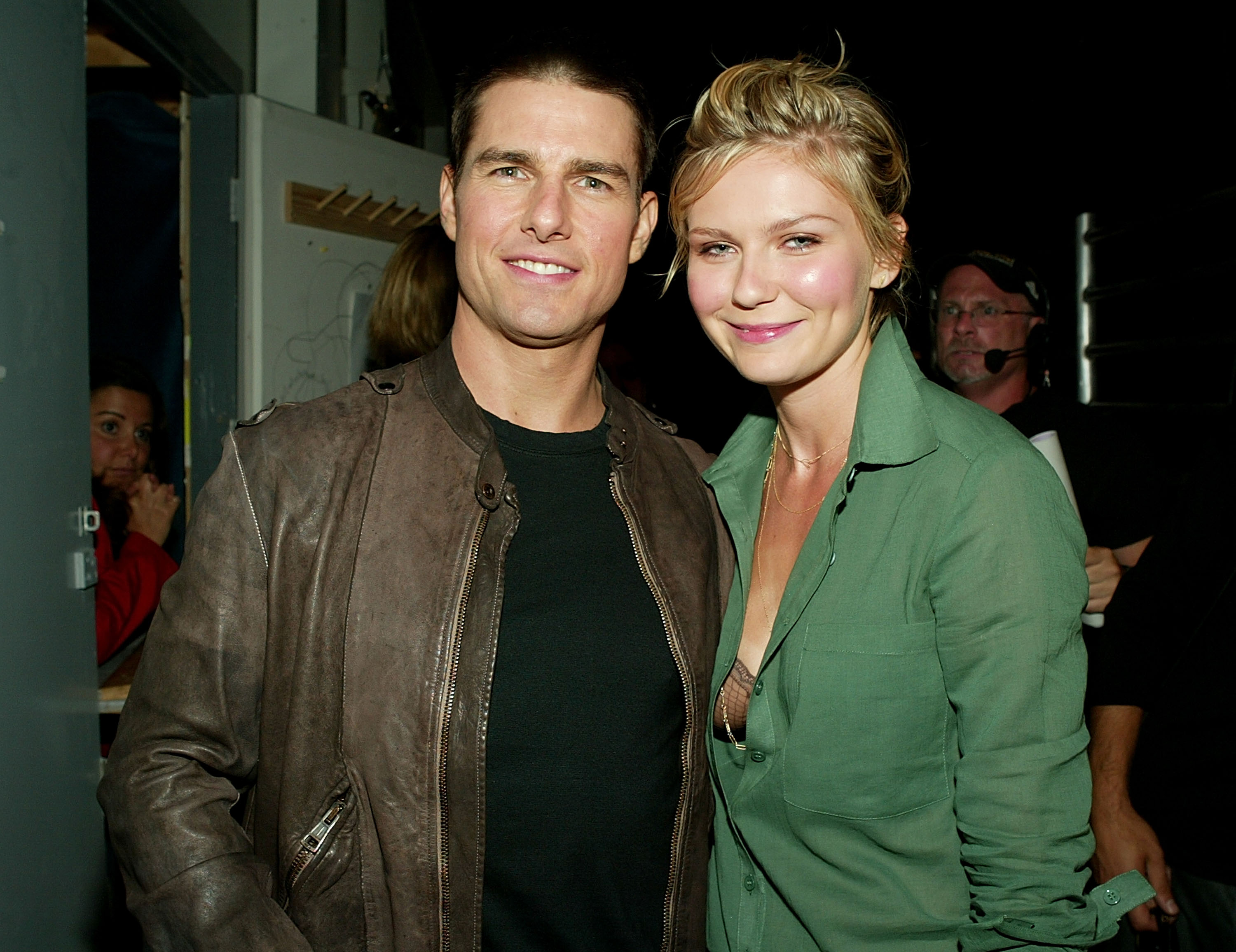 Tom Cruise und Kirsten Dunst hinter der Bühne bei den MTV Movie Awards am 5. Juni 2004 in Culver City, Kalifornien | Quelle: Getty Images