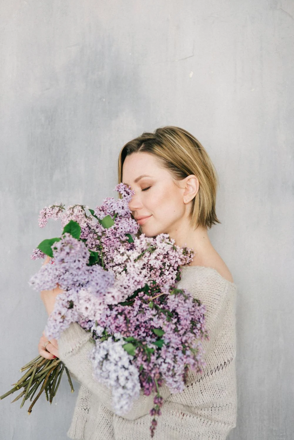 Eine Frau riecht an Blumen | Quelle: Pexels