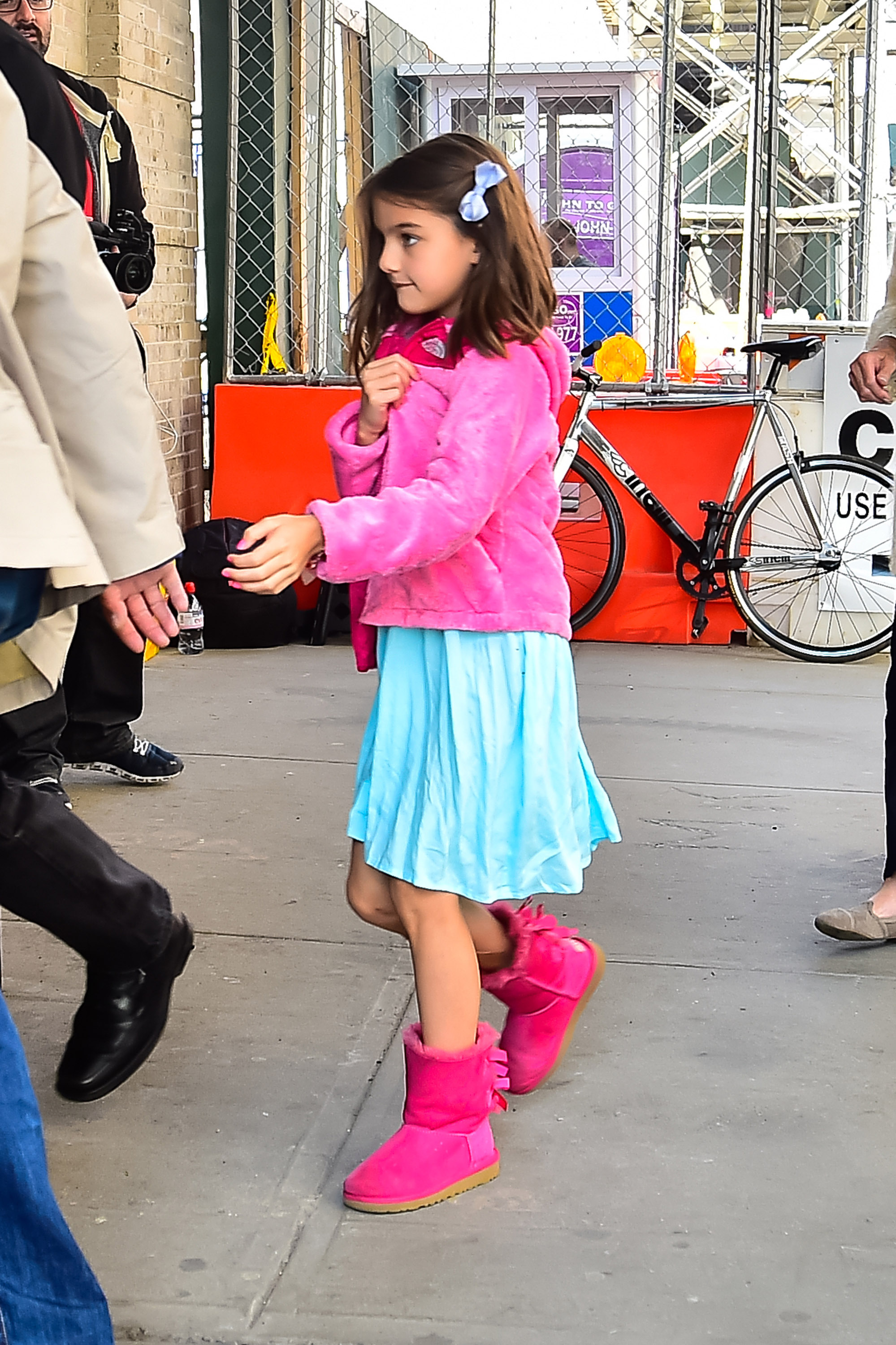 Katie Holmes (verdeckt) und Suri Cruise im Gilded Lily am 18. April 2015 in New York City. | Quelle: Getty Images