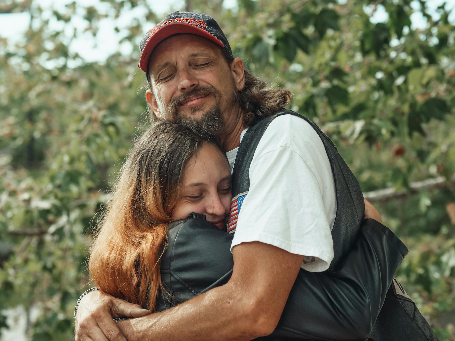 Ein Vater, der seine Tochter umarmt | Quelle: Pexels