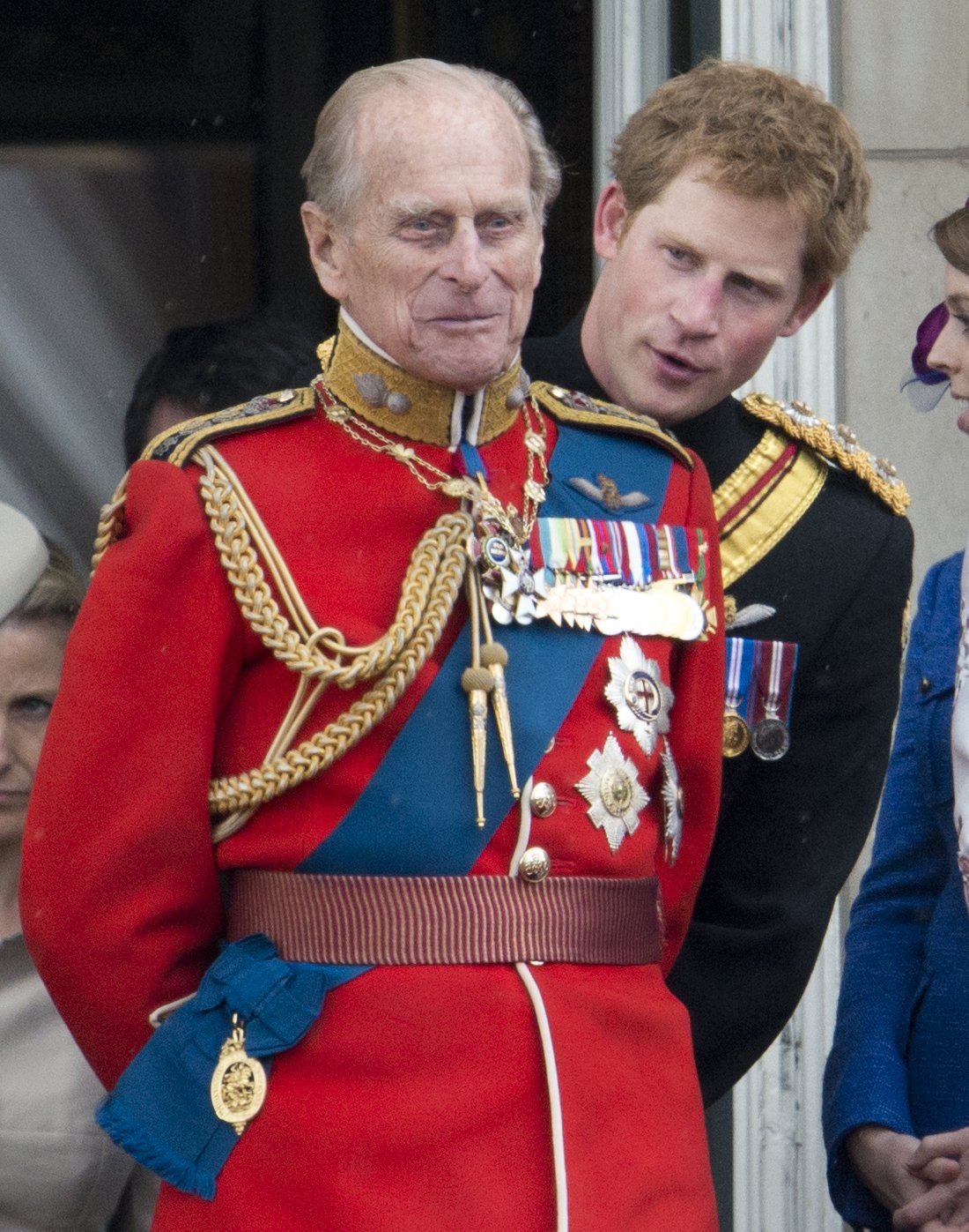 Prinz Harry und Prinz Philip, Herzog von Edinburgh, nehmen am 16. Juni 2012 an der Trooping the Colour-Zeremonie in London teil | Quelle: Getty Images