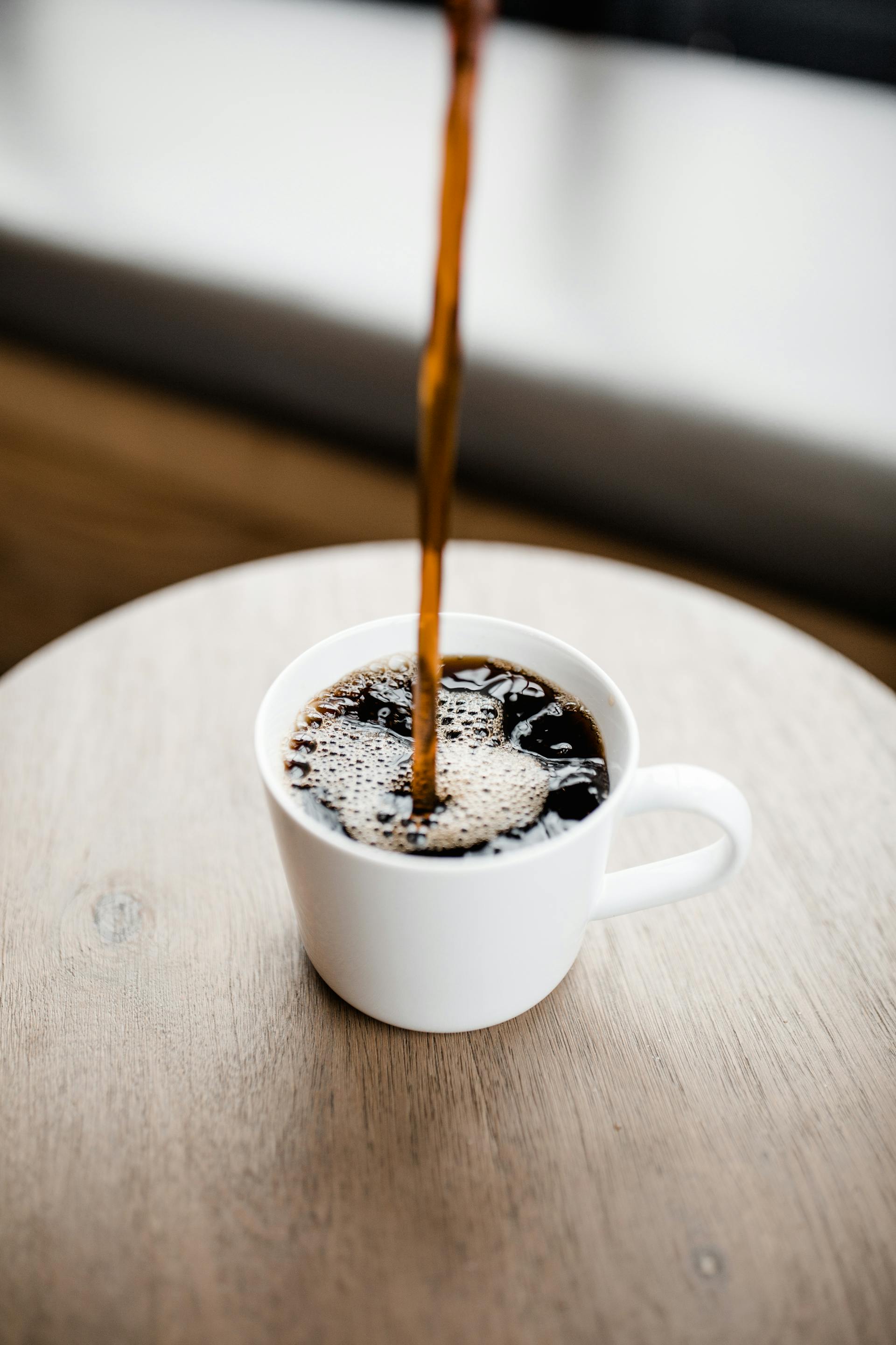 Kaffee wird in eine Tasse gegossen | Quelle: Pexels