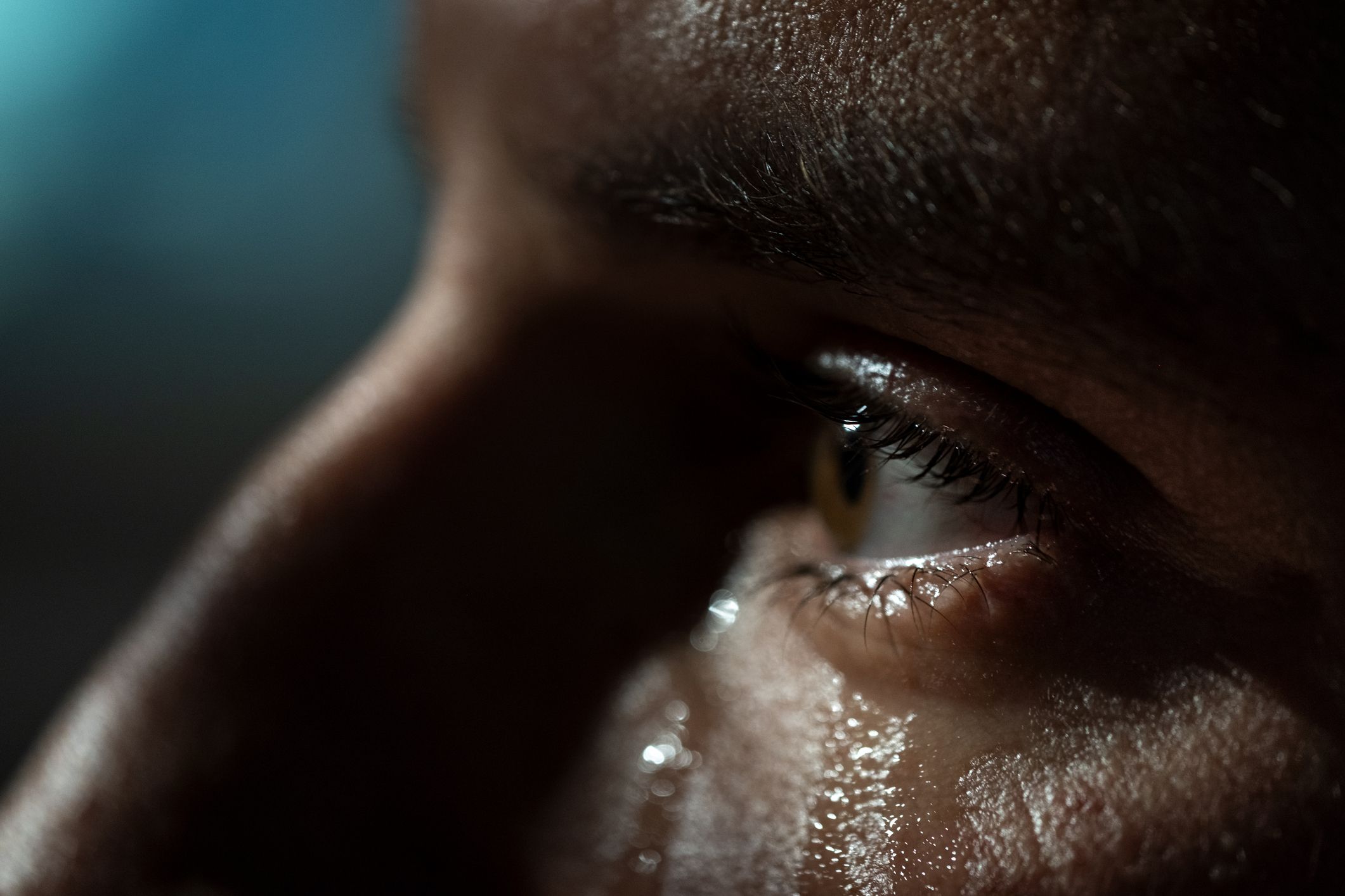 Ein Mann mit Tränen in den Augen. | Quelle: Getty Images
