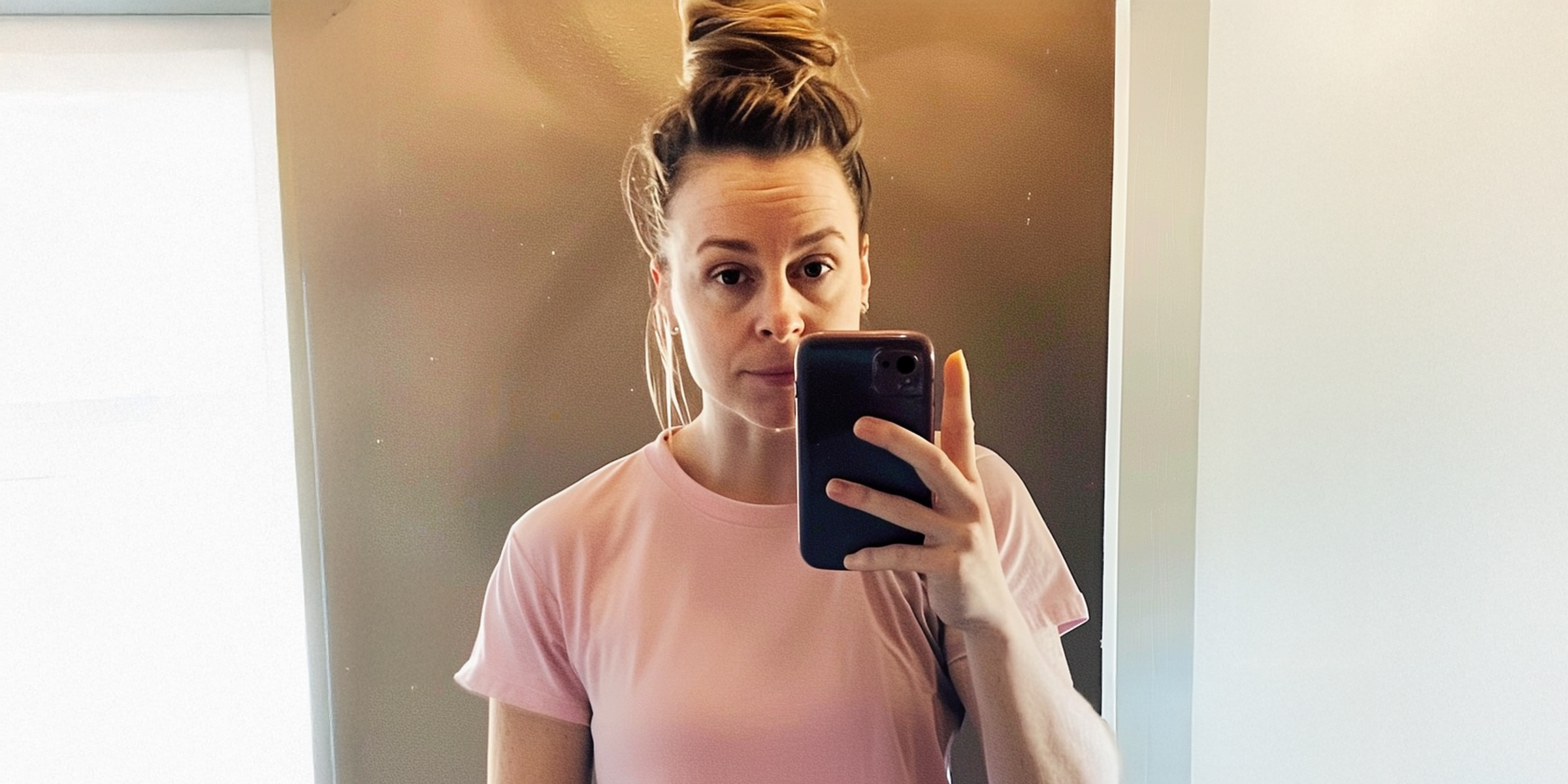 Eine Frau macht ein Pyjama-Selfie | Quelle: The Celebritist