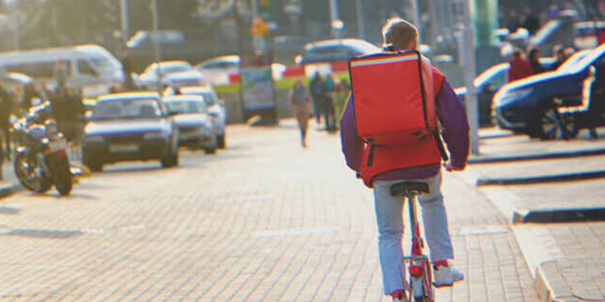 Lieferjunge auf einem Fahrrad | Quelle: Shutterstock
